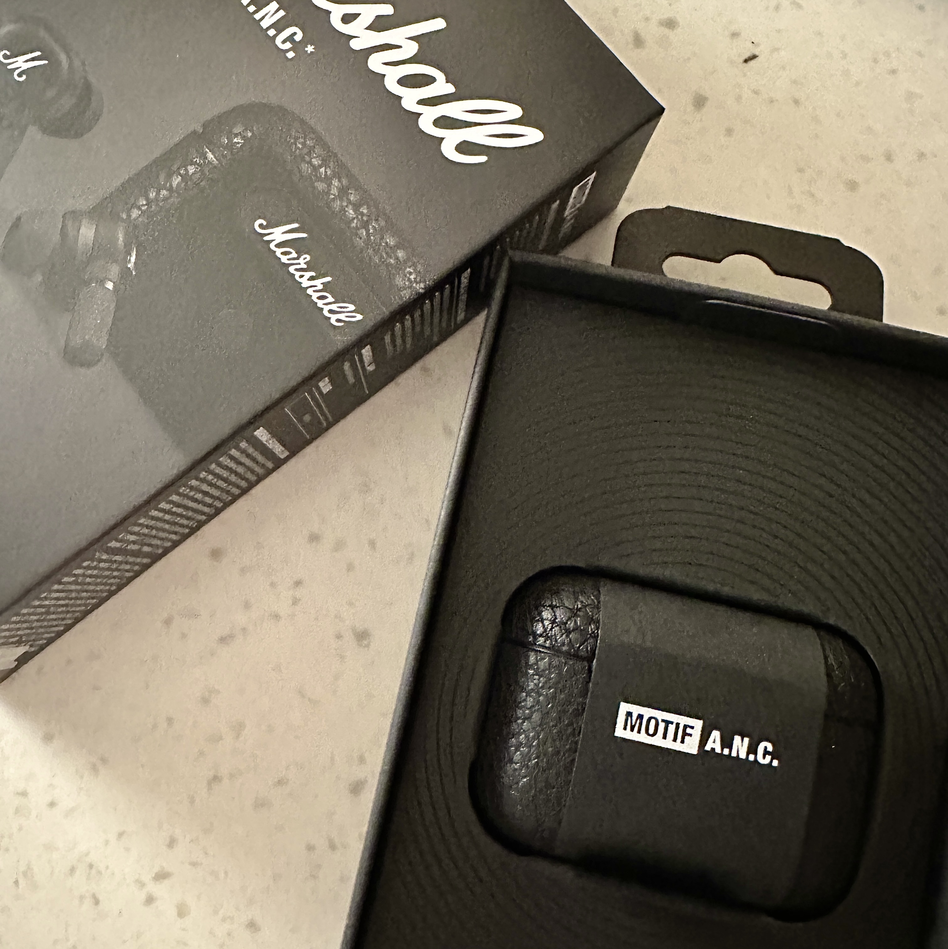 Marshall Motif A.N.C Black (Korean Ver.) 착용 스타일