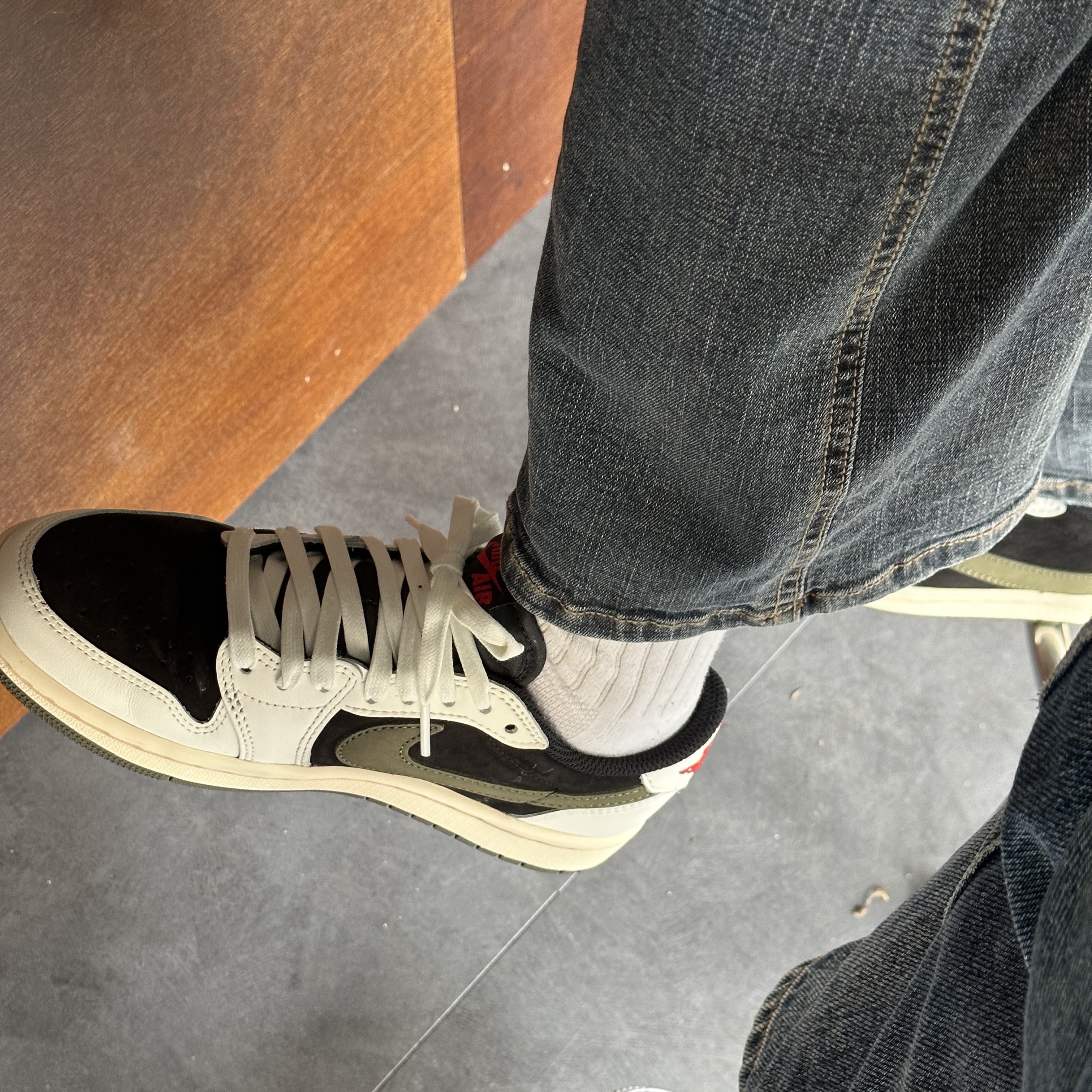(W) Jordan 1 x Travis Scott Retro Low OG SP Medium Olive 착용 스타일