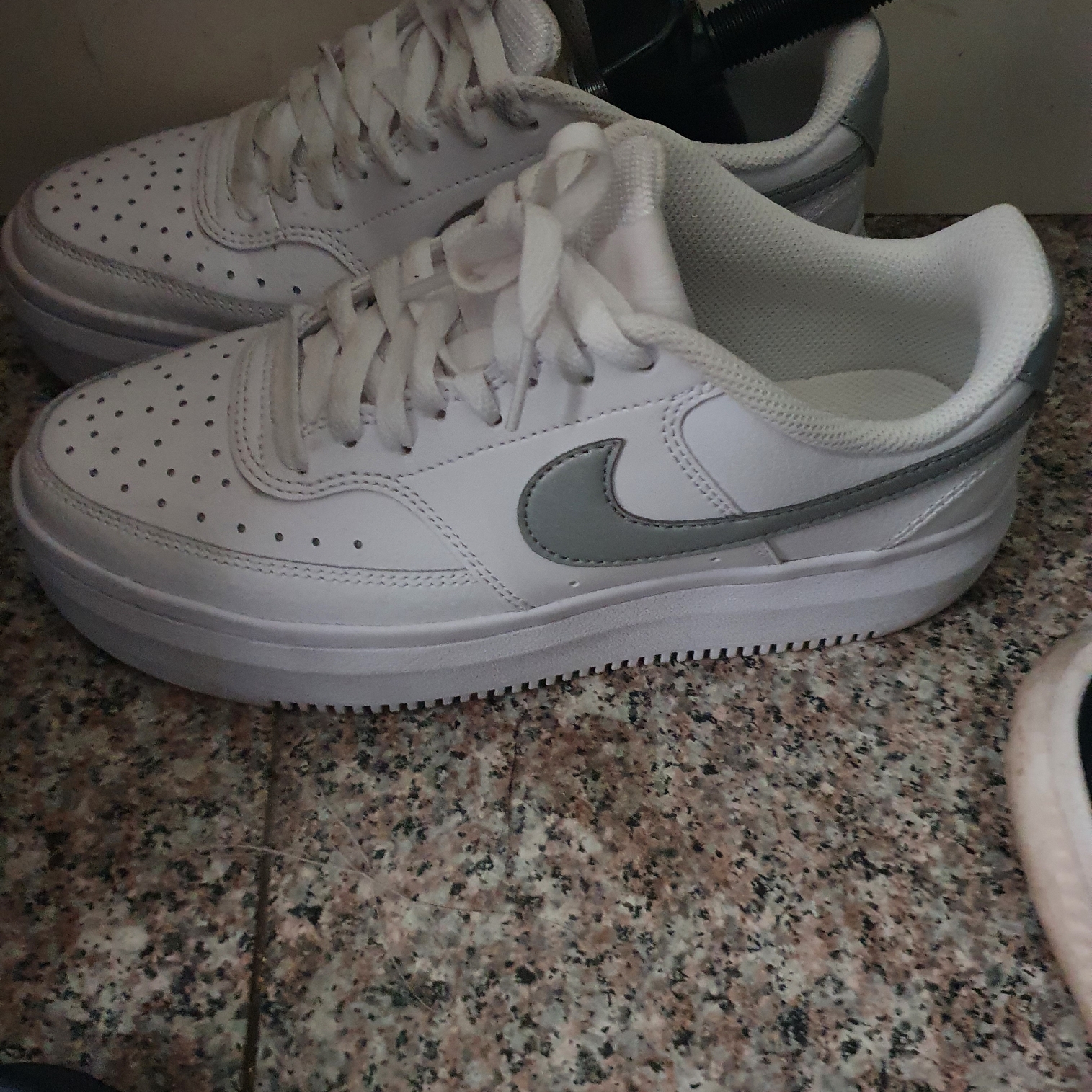 (W) Nike Court Vision Alta LTR White Metallic Platinum 착용 스타일