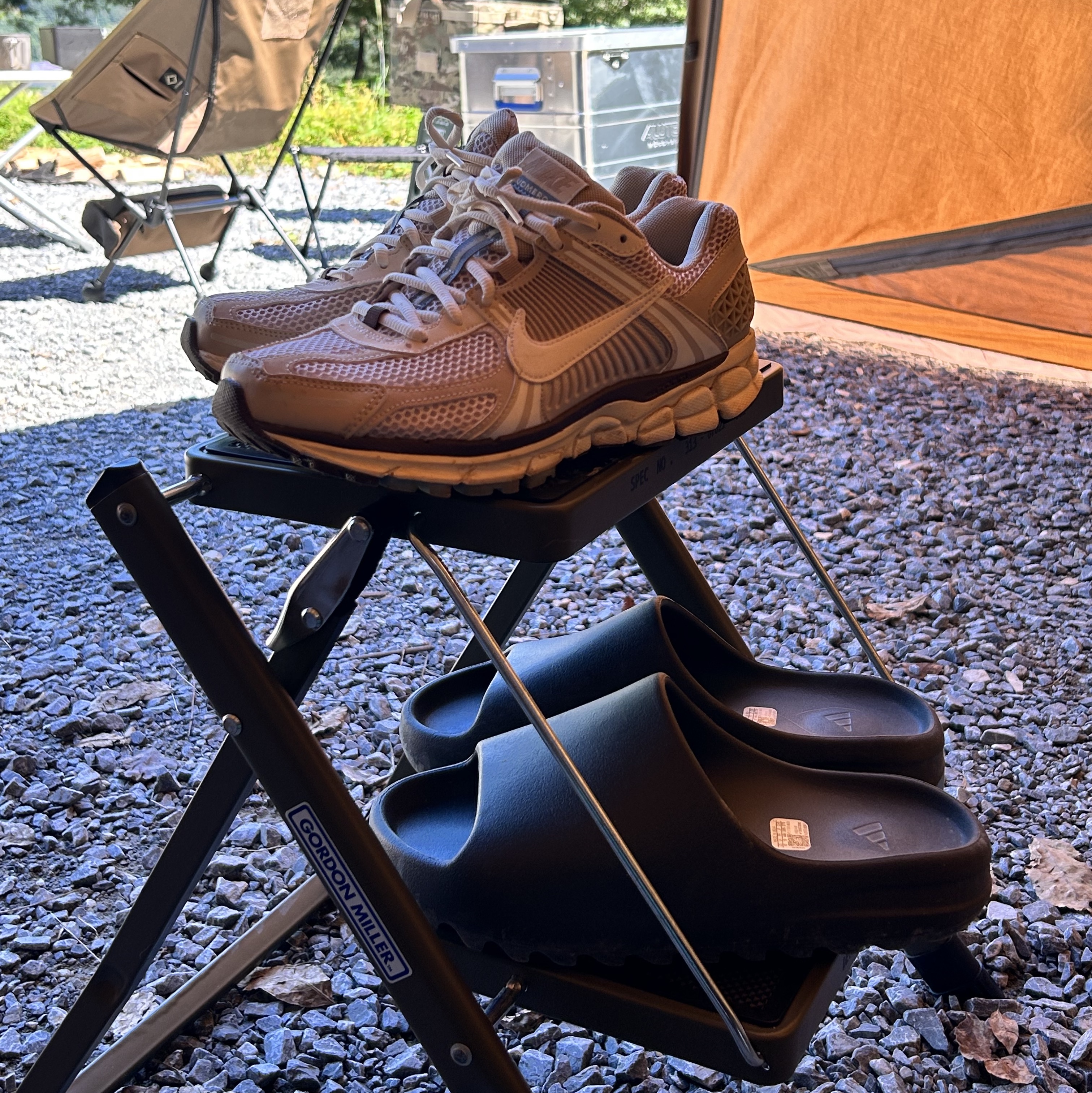(W) Nike Zoom Vomero 5 Oatmeal, Adidas Yeezy Slide Slate Grey 착용 스타일