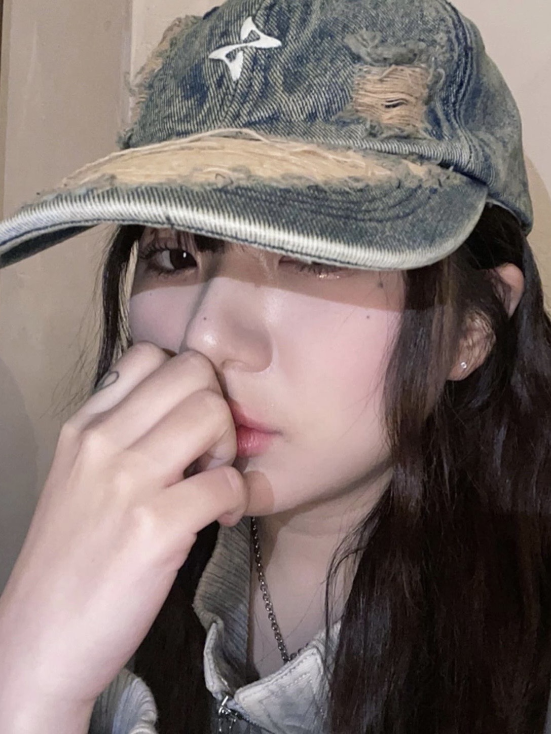 BLR Grunge Denim Cap Charcoal 착용 스타일