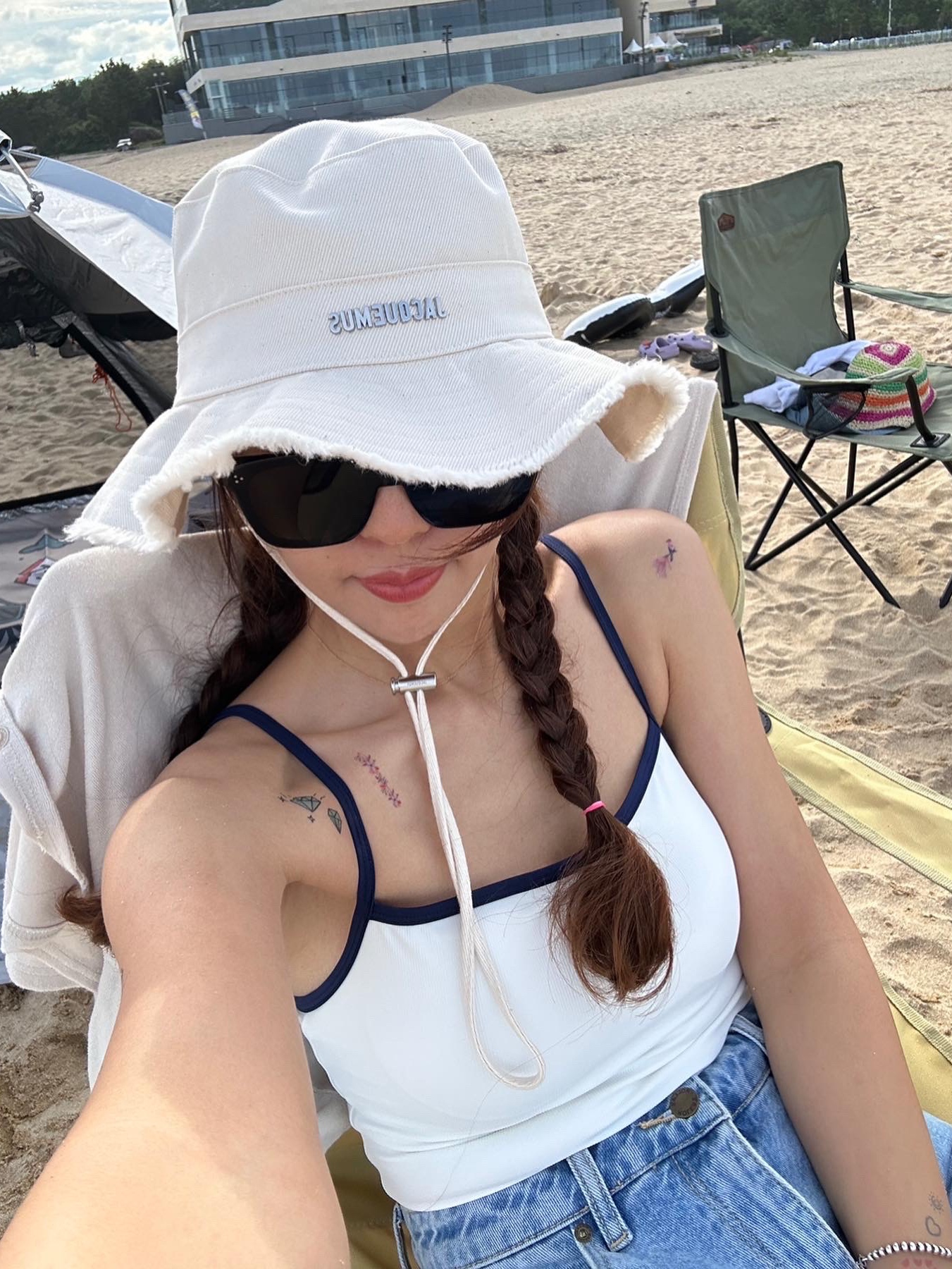 Jacquemus Le Bob Artichaut Bucket Hat Off White 착용 스타일
