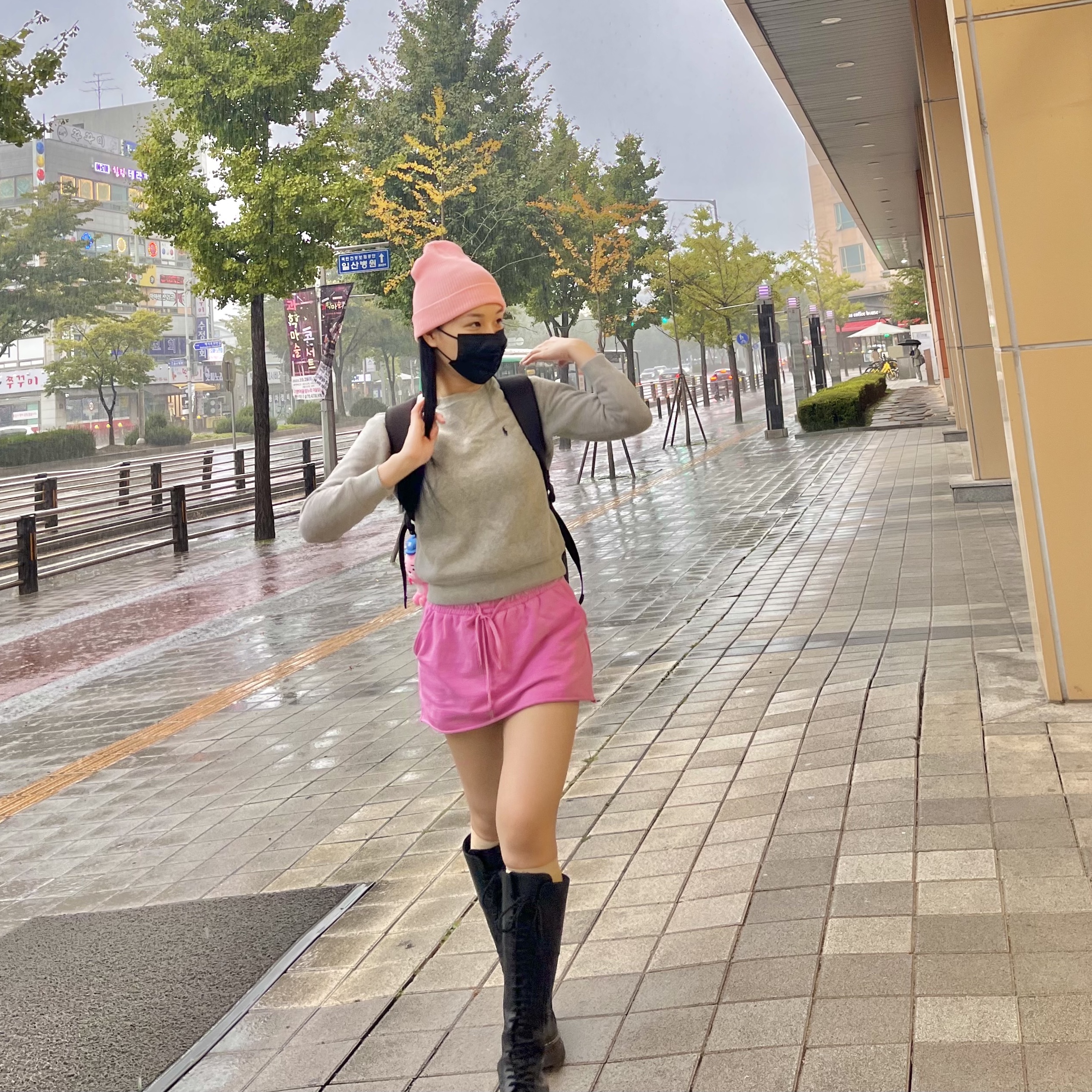 (W) Balenciaga Cap Black White, (W) Dr. Martens Audrick 20 Eye Leather Knee High Platform Boots Black 착용 스타일 - 4