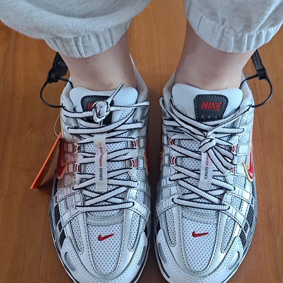(W) Nike P-6000 Metallic Silver Red 착용 스타일 - 3