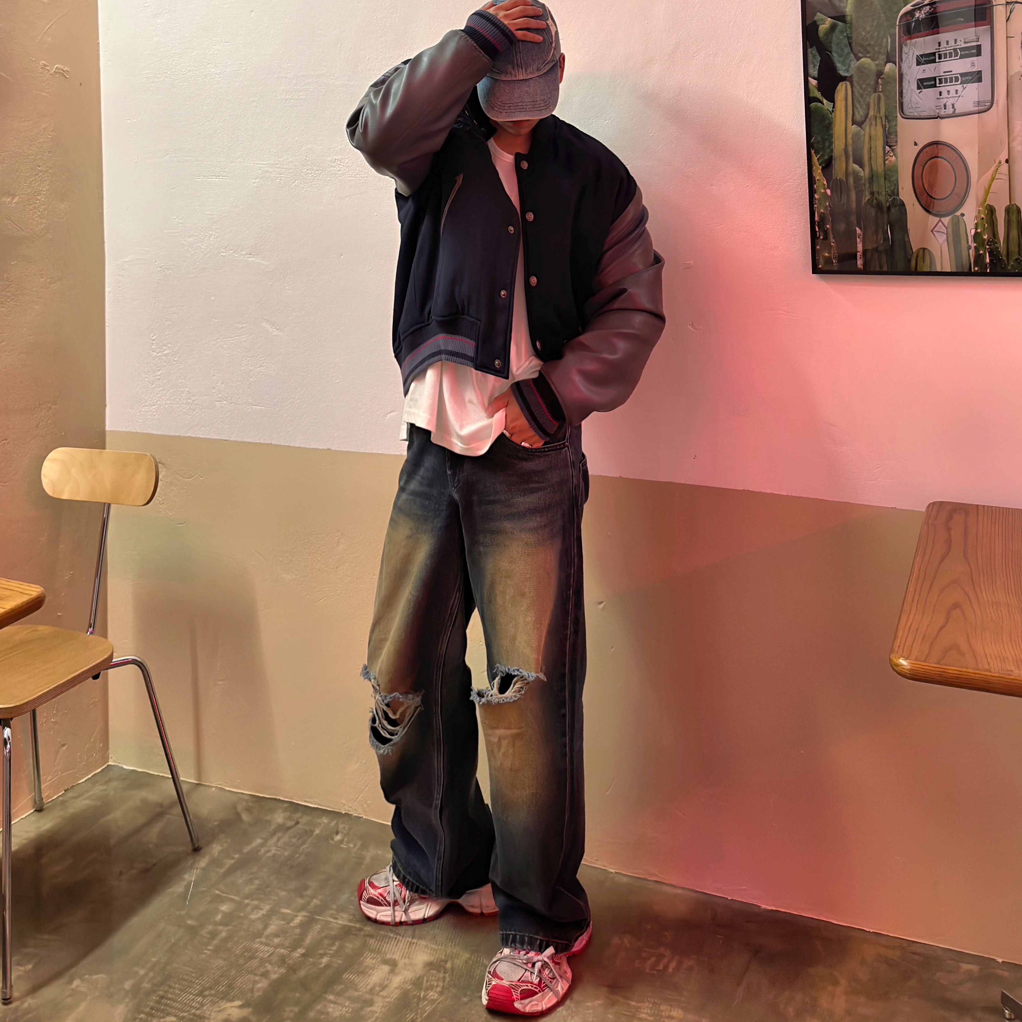 Balenciaga 3XL Sneakers White Red, Thug Club x MCM Tribal Leather Cap Denim 착용 스타일 - 4