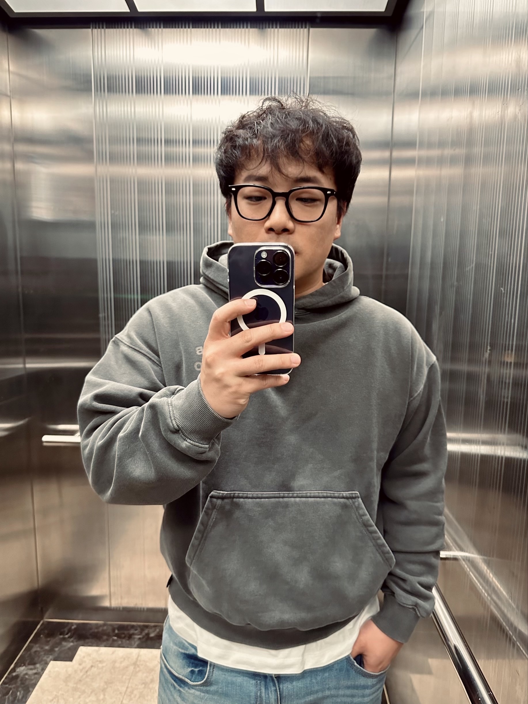 IAB Studio Pigment Hoodie Black 착용 스타일