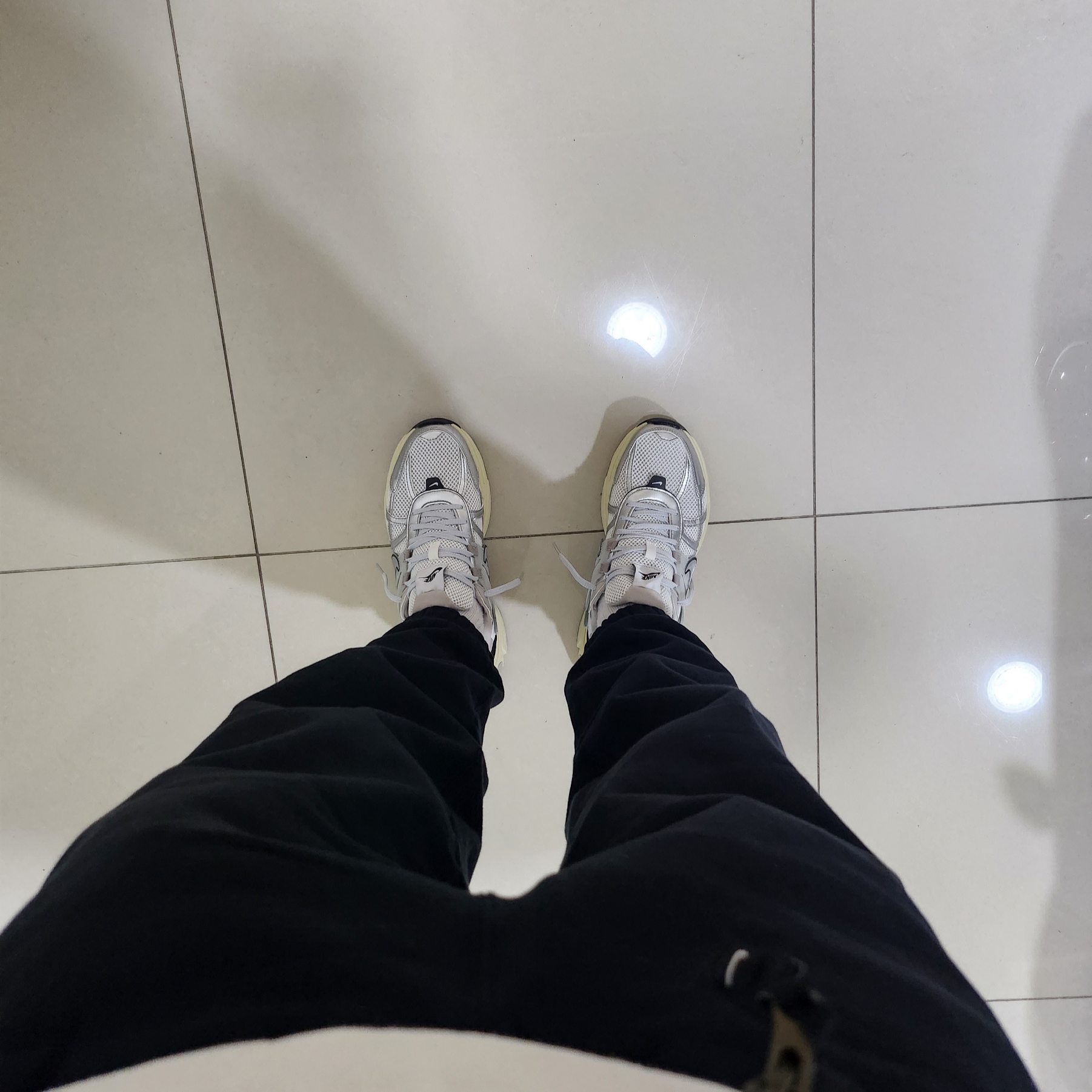 Nike V2K Run Summit White Metallic Silver, Nike NRG Solo Swoosh Woven Track Jacket Black - Asia 착용 스타일 - 1