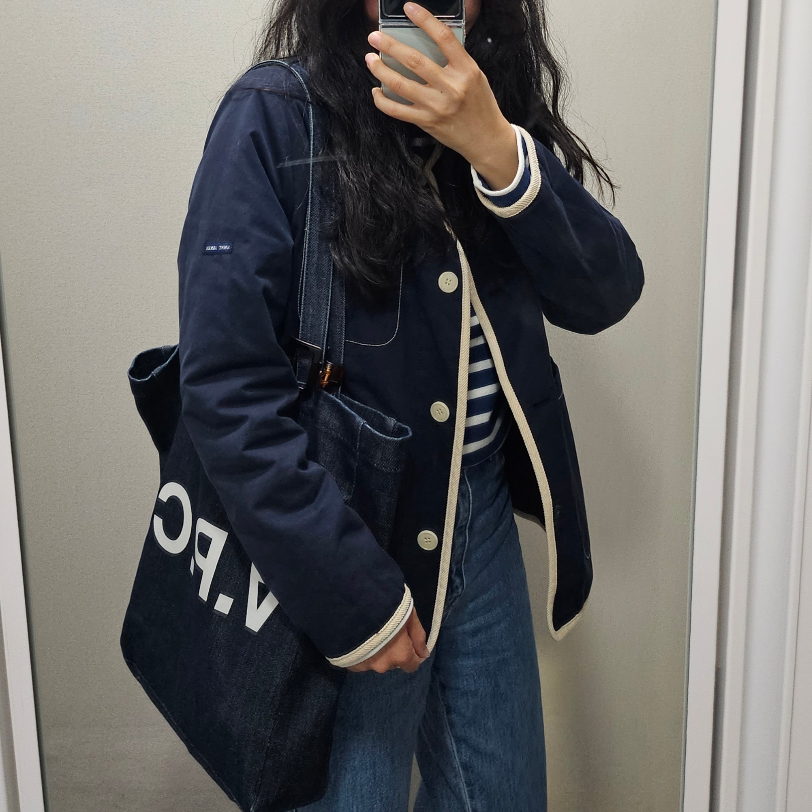 A.P.C. Laure Tote Bag Blue, Saint James Meridien Moderne Striped Sailor Shirt Ecru Marine 착용 스타일 - 2