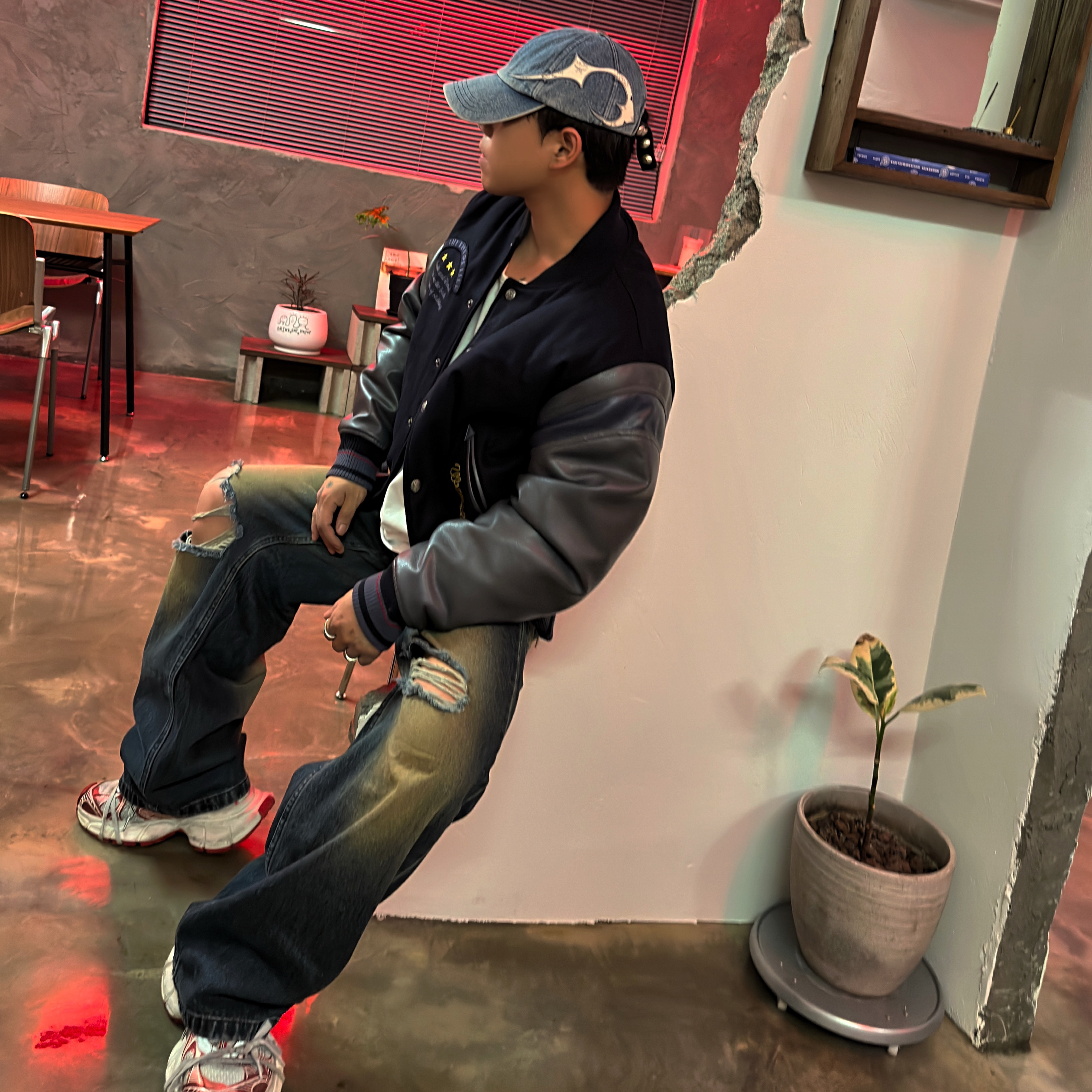 Balenciaga 3XL Sneakers White Red, Thug Club x MCM Tribal Leather Cap Denim 착용 스타일 - 5