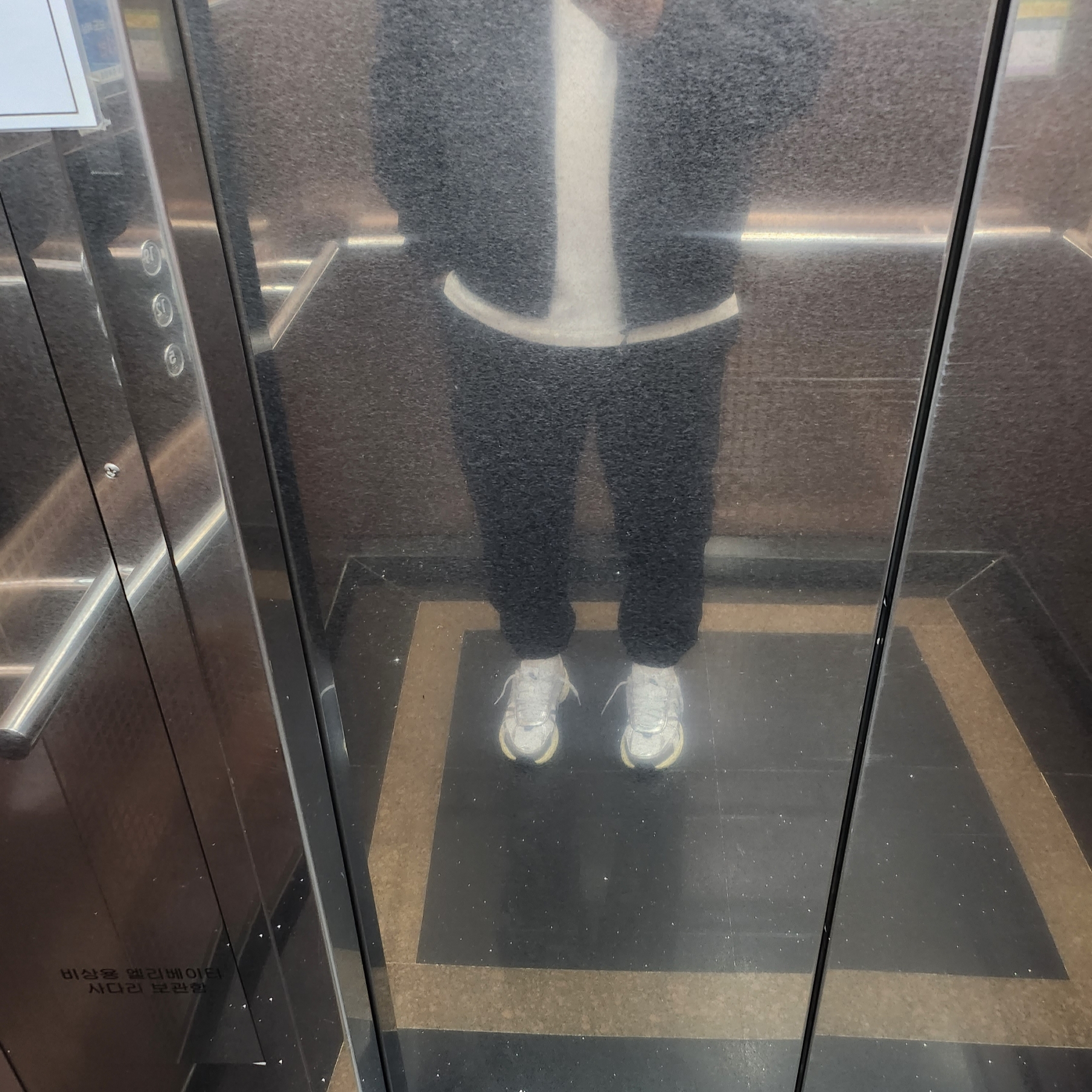 Nike V2K Run Summit White Metallic Silver, Nike NRG Solo Swoosh Woven Track Jacket Black - Asia 착용 스타일 - 2