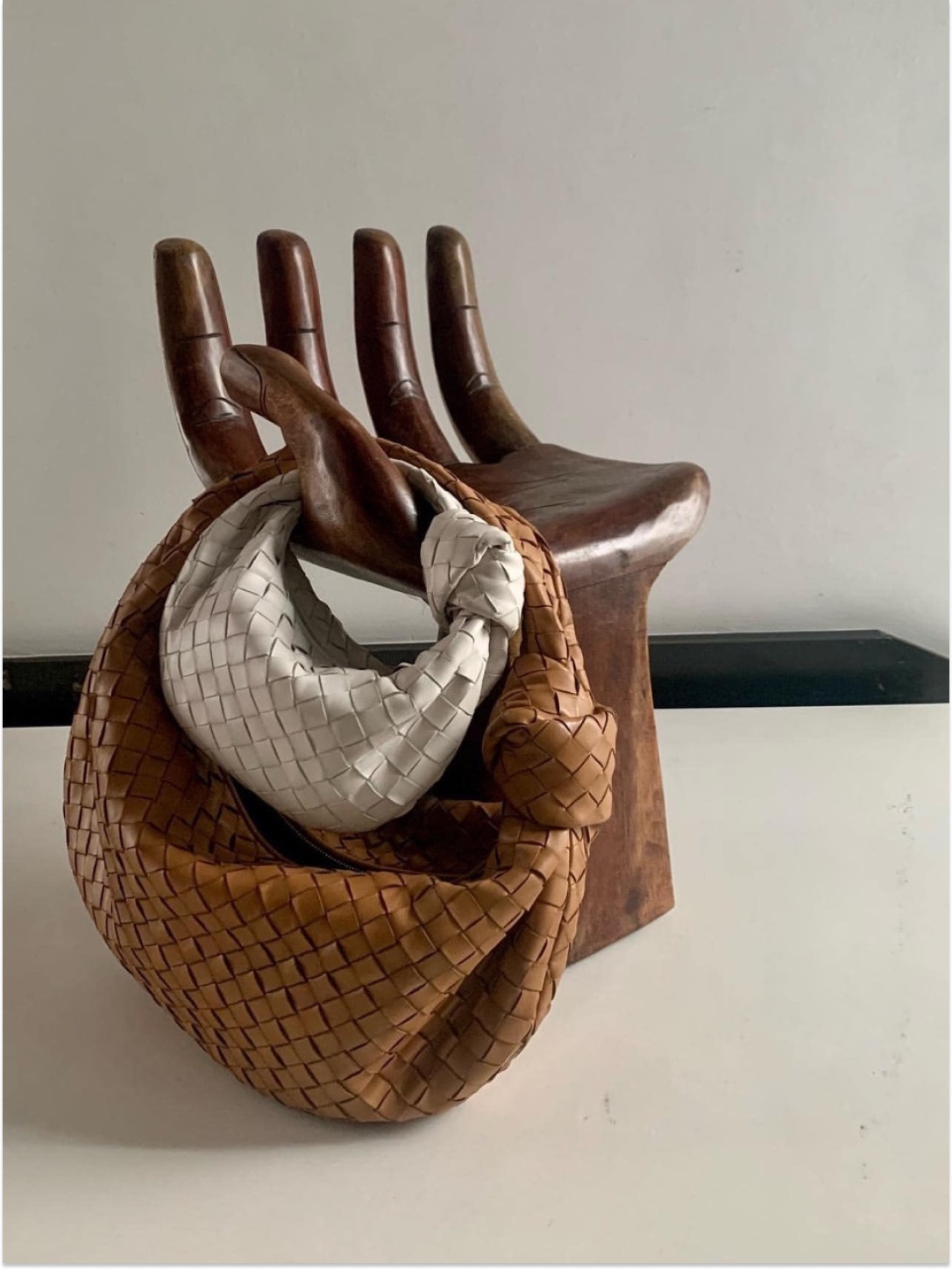 Bottega Veneta Teen Jodie Windswept, Bottega Veneta Mini Leather Jodie Mirth Washed 착용 스타일 - 4