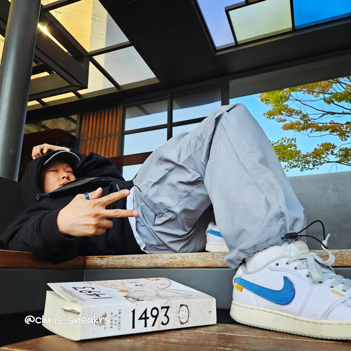 Jordan 1 x Union KO Low White, Louis Vuitton Discovery PM Bumbag Monogram Shadow Black 착용 스타일 - 3