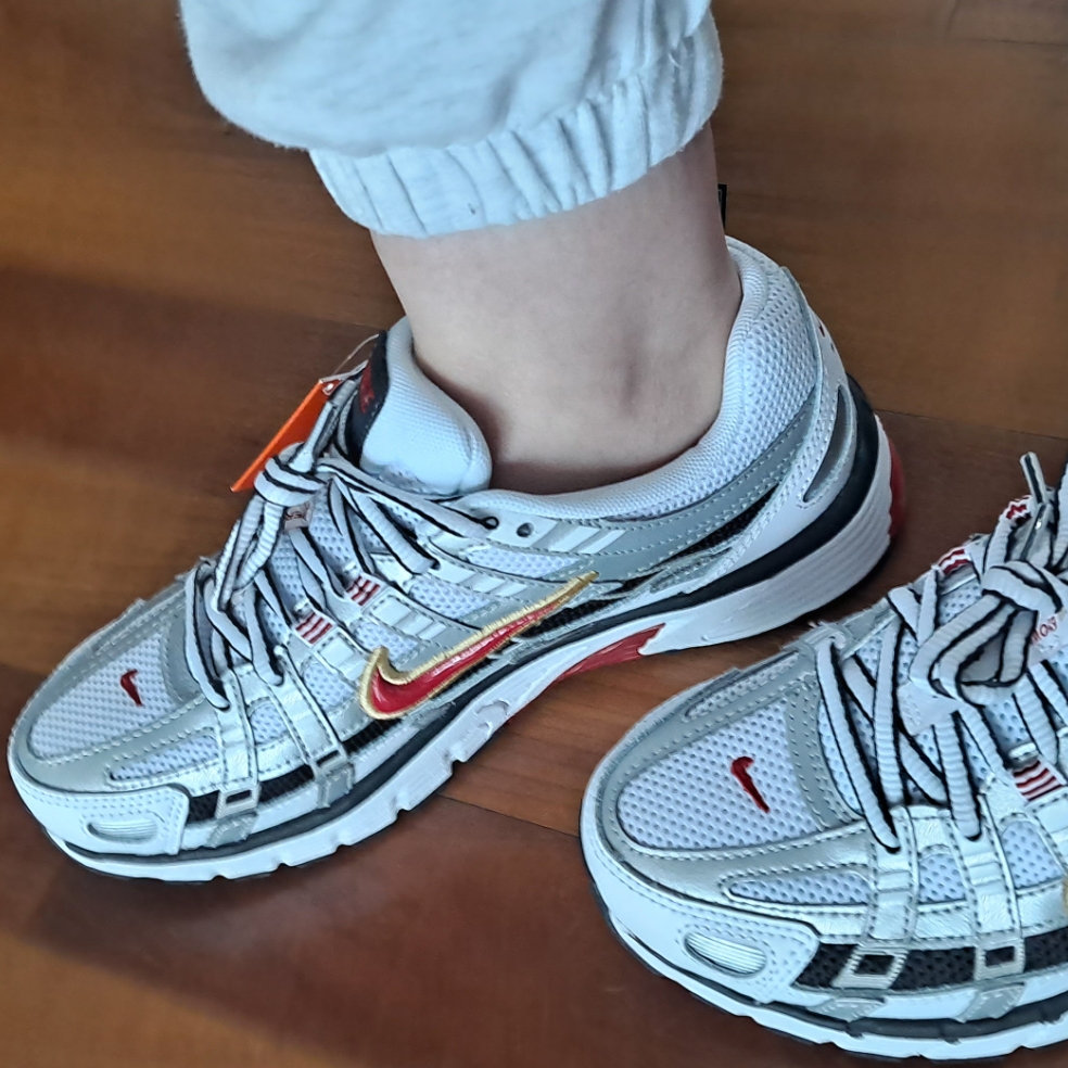 (W) Nike P-6000 Metallic Silver Red 착용 스타일 - 2