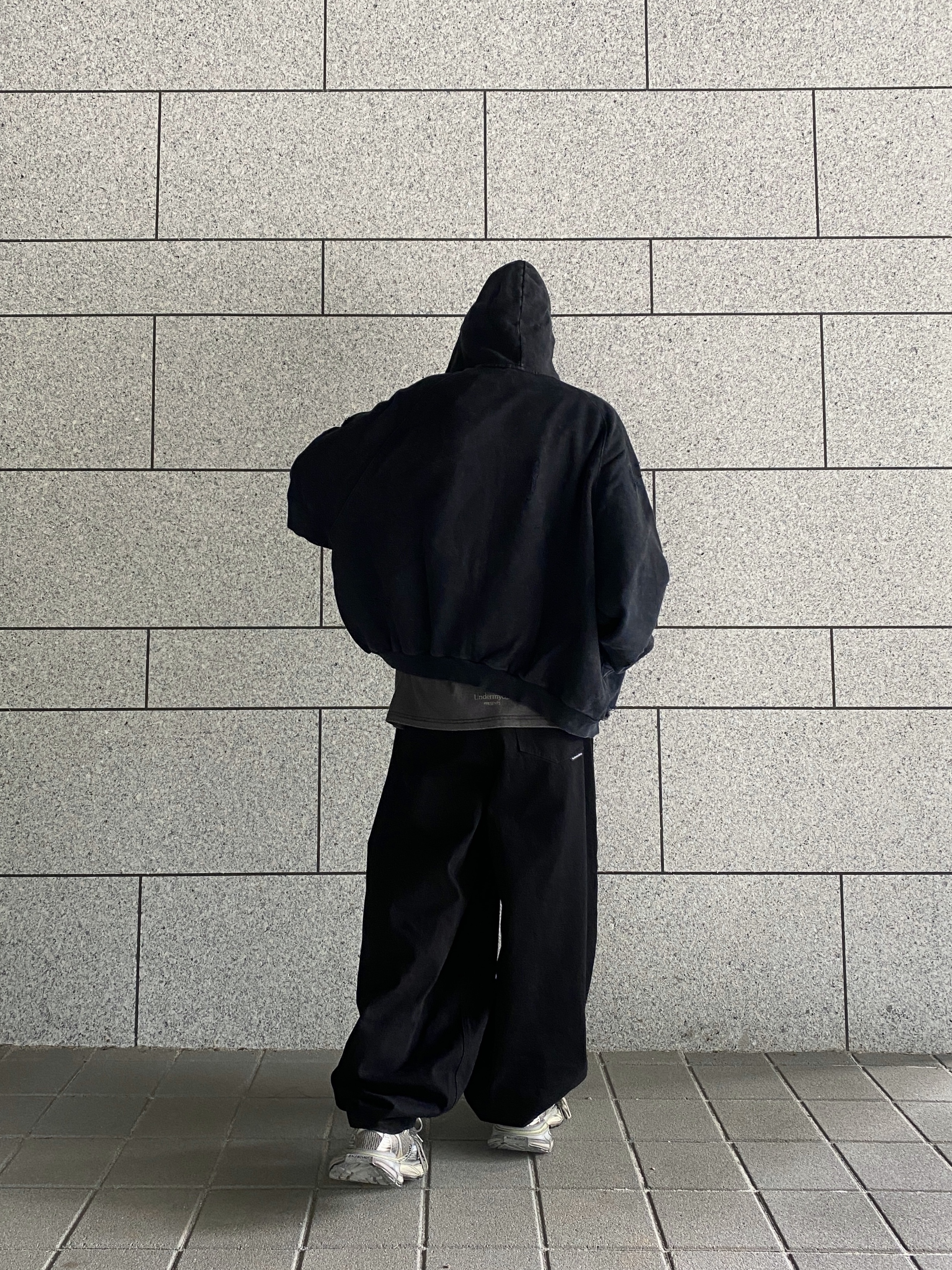 Nonnod x Shinsegae Distressed Zip-Up Hoodie Washed Black, Balenciaga 3XL Sneakers Light Beige 착용 스타일 - 3