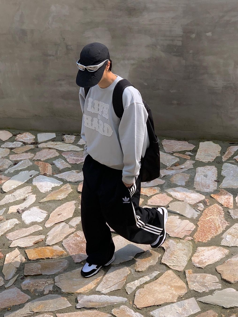 Thevinylhouse Life Is Hard Sweatshirt Grey, Thevinylhouse Life Is Hard Sweatshirt Charcoal 착용 스타일 - 1