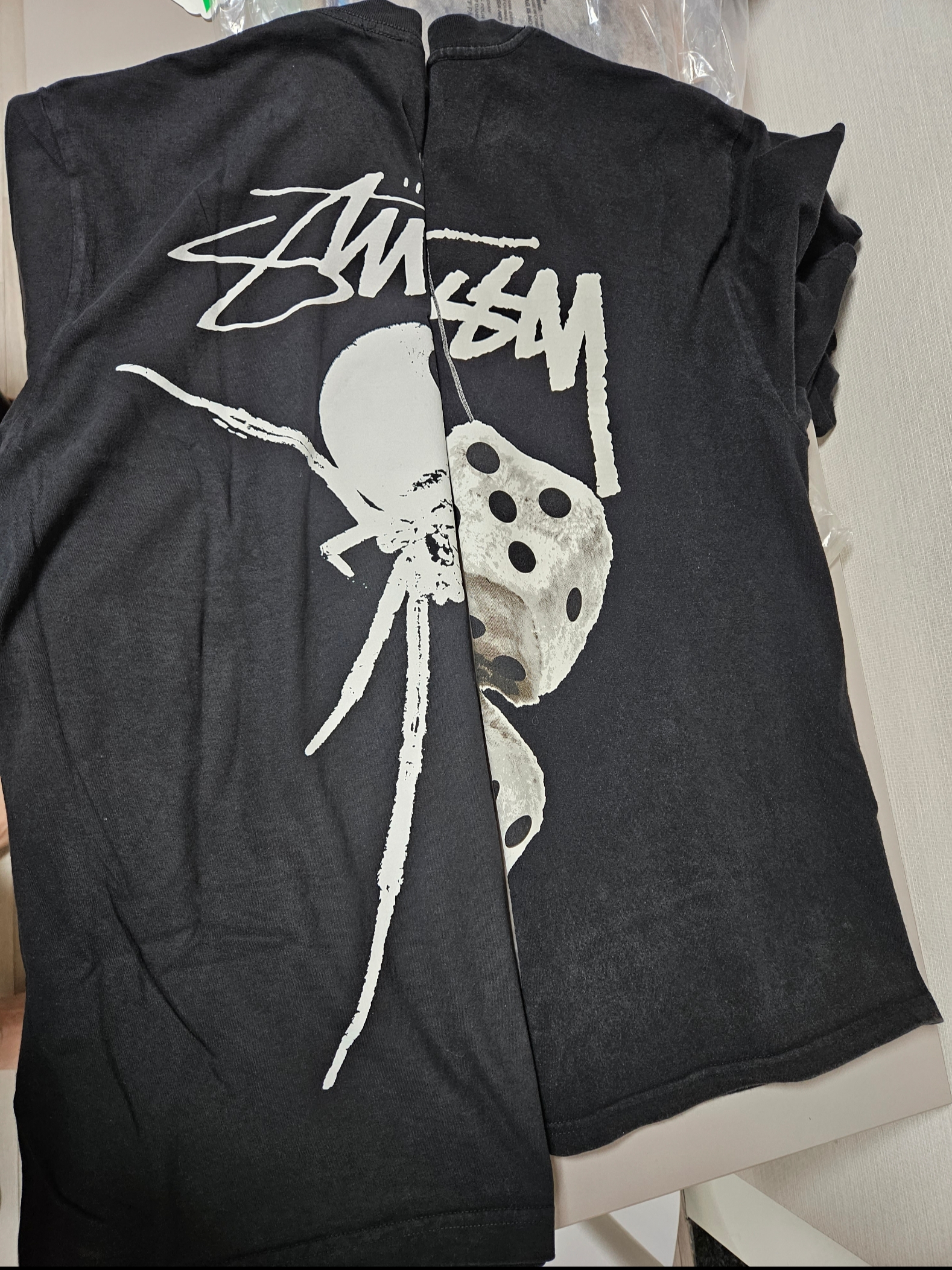 Stussy Arachnid T-Shirt Pigment Dyed Black, Stussy Fuzzy Dice T-Shirt Black 착용 스타일 - 2