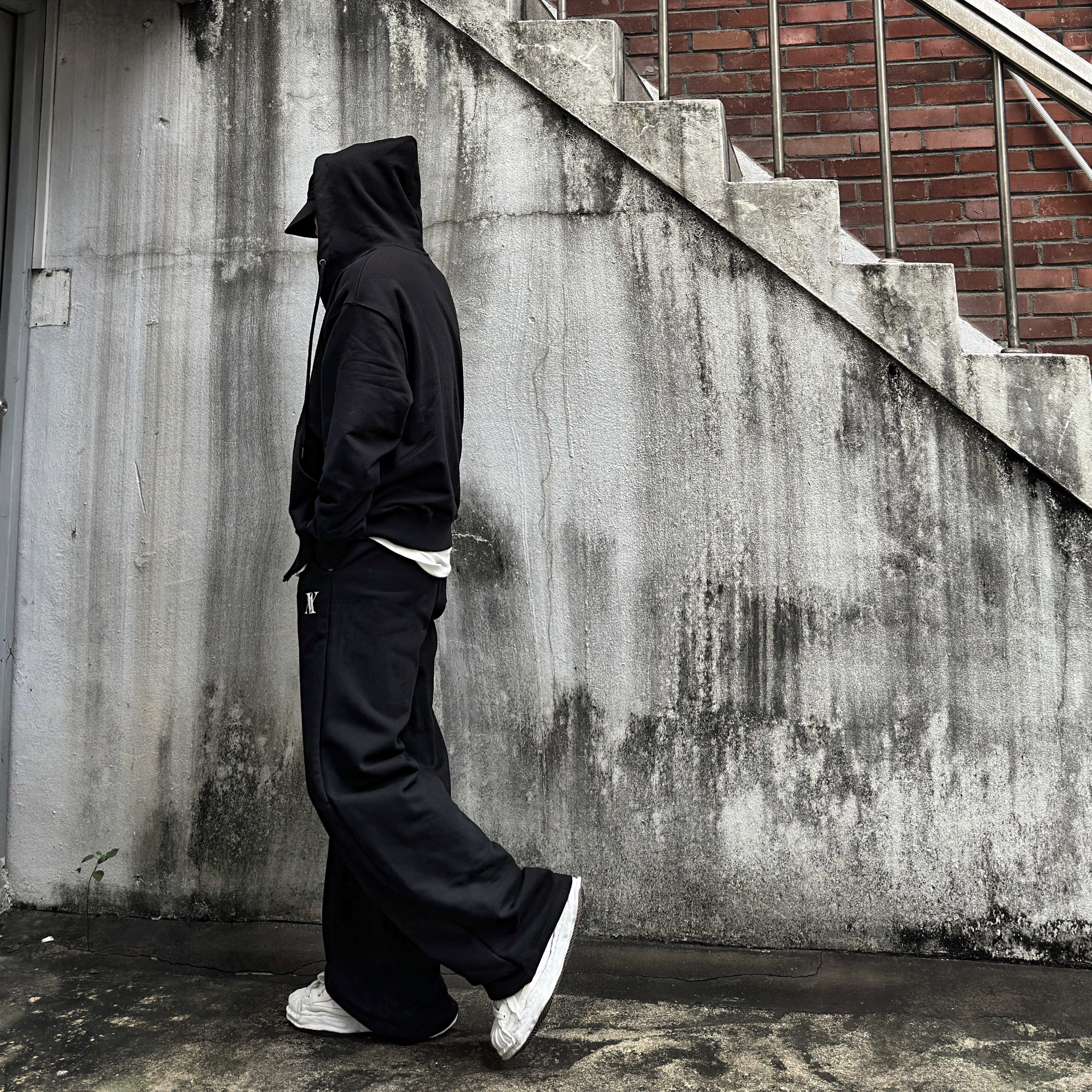 Maison Mihara Yasuhiro Blakey OG Sole Leather Low-top Sneakers White 착용 스타일 - 2