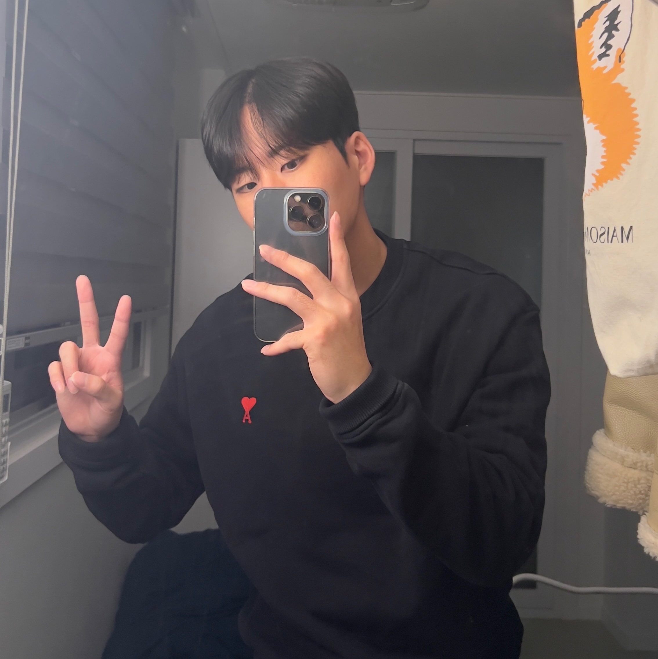 AMI de Coeur Sweatshirt Black, Maison Kitsune Fox Head Tote Bag Ecru 착용 스타일 - 1