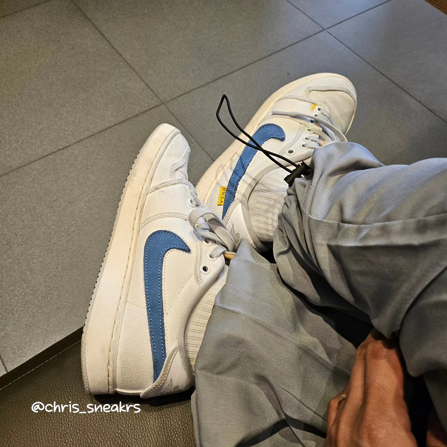 Jordan 1 x Union KO Low White, Louis Vuitton Discovery PM Bumbag Monogram Shadow Black 착용 스타일 - 5