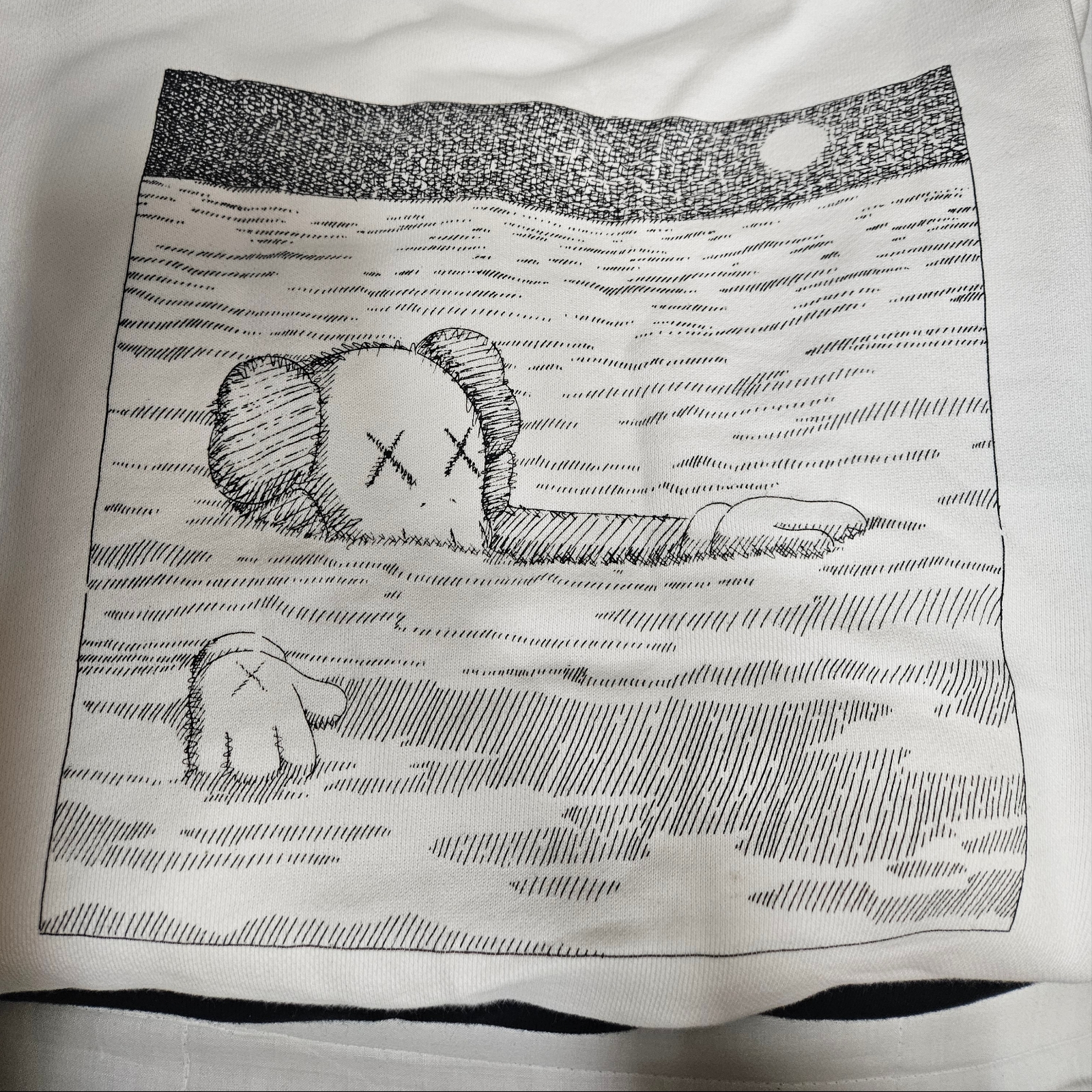 Uniqlo UT x Kaws Long Sleeve Sweatshirt Off White 착용 스타일