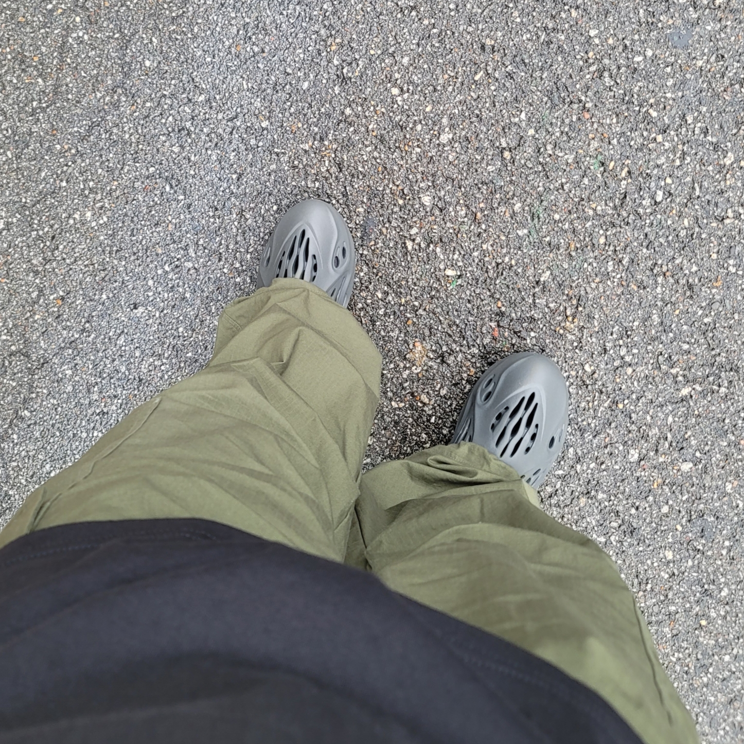 Adidas Yeezy Foam RNNR Carbon 착용 스타일