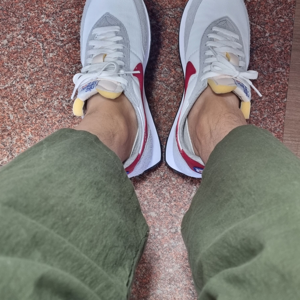 Nike Waffle Trainer 2 Light Smoke Grey Gym Red 착용 스타일 - 2