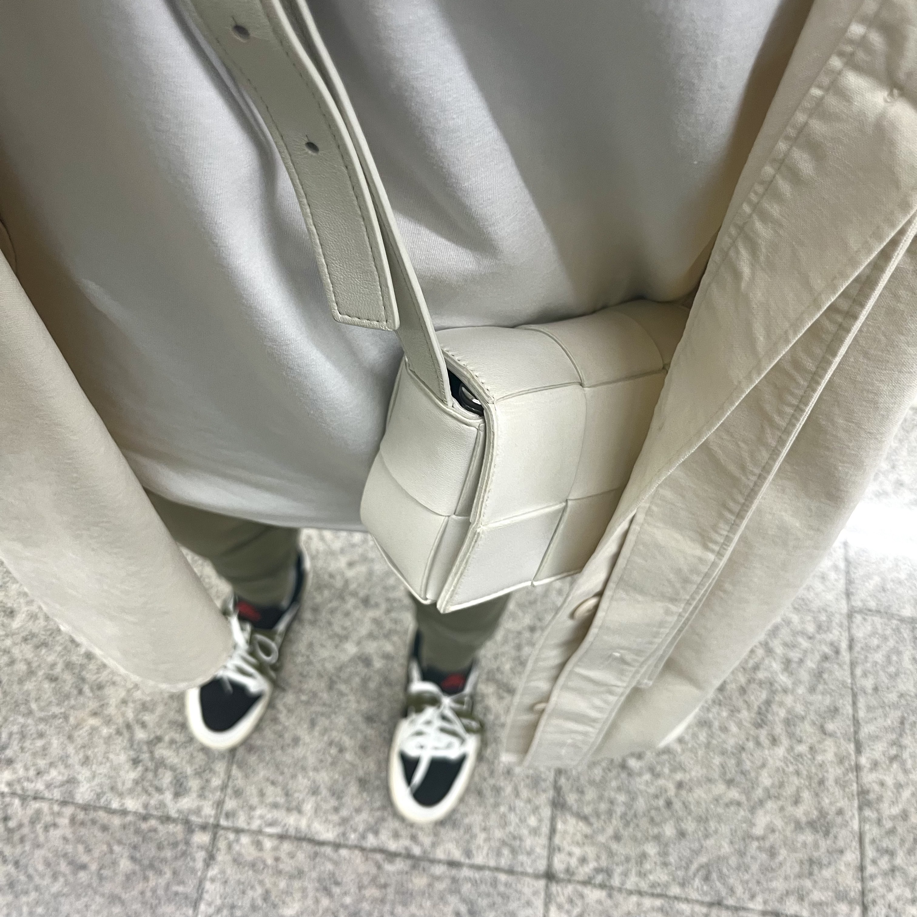 Bottega Veneta Mini Leather Cassette White, (W) Jordan 1 x Travis Scott Retro Low OG SP Medium Olive 착용 스타일