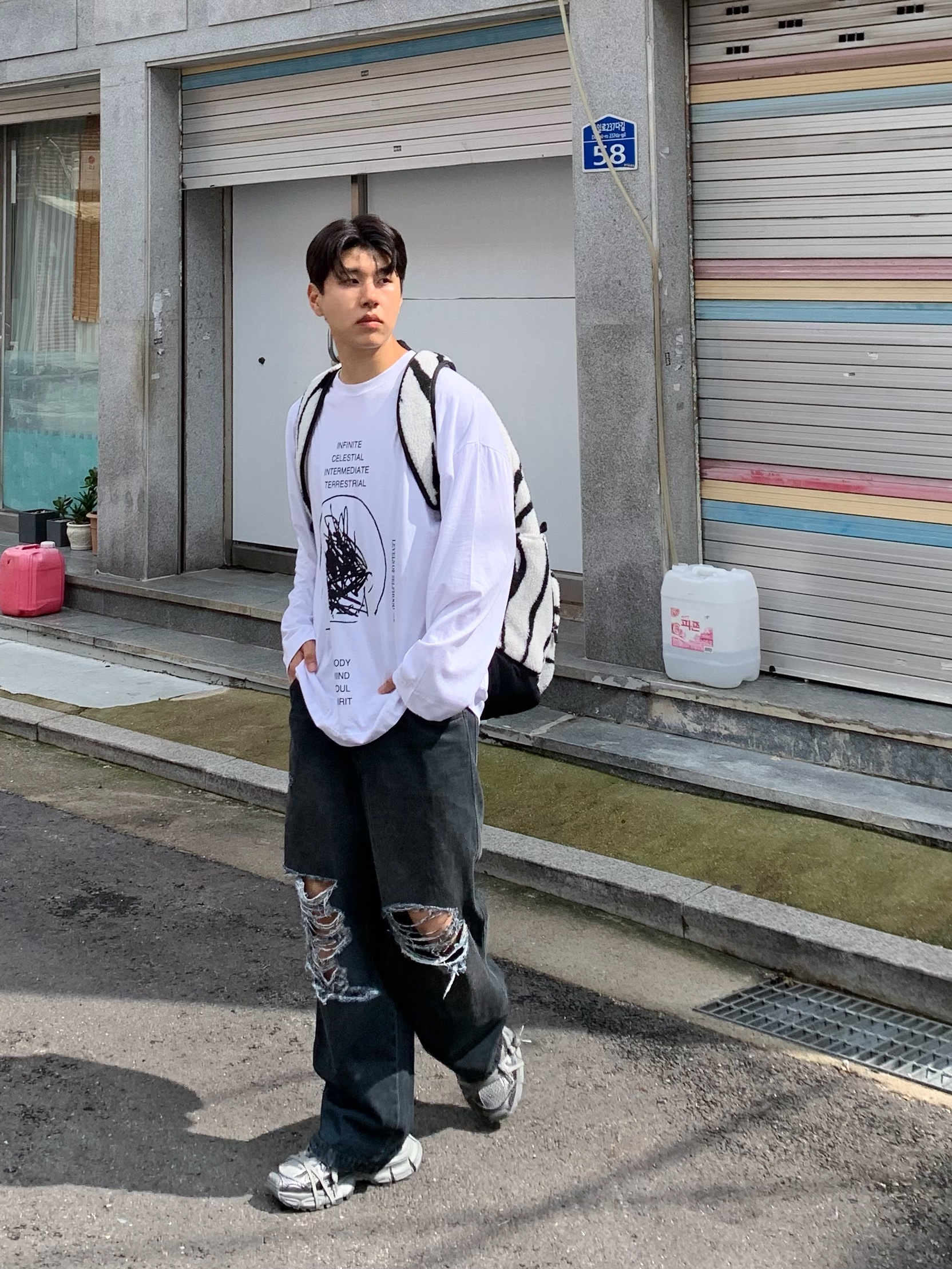 Balenciaga 3XL Sneakers Grey Black 착용 스타일 - 4