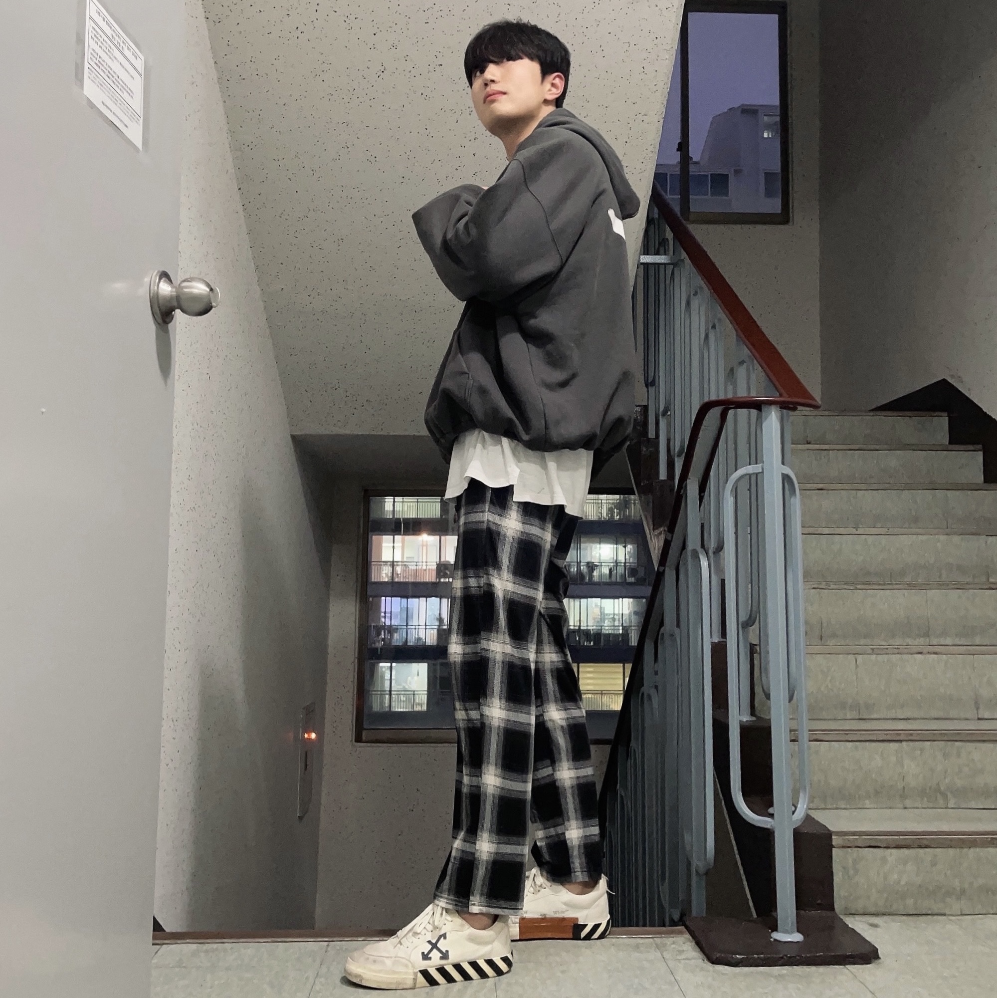 Yeezy Gap Engineered By Balenciaga Dove Hoodie Black 착용 스타일