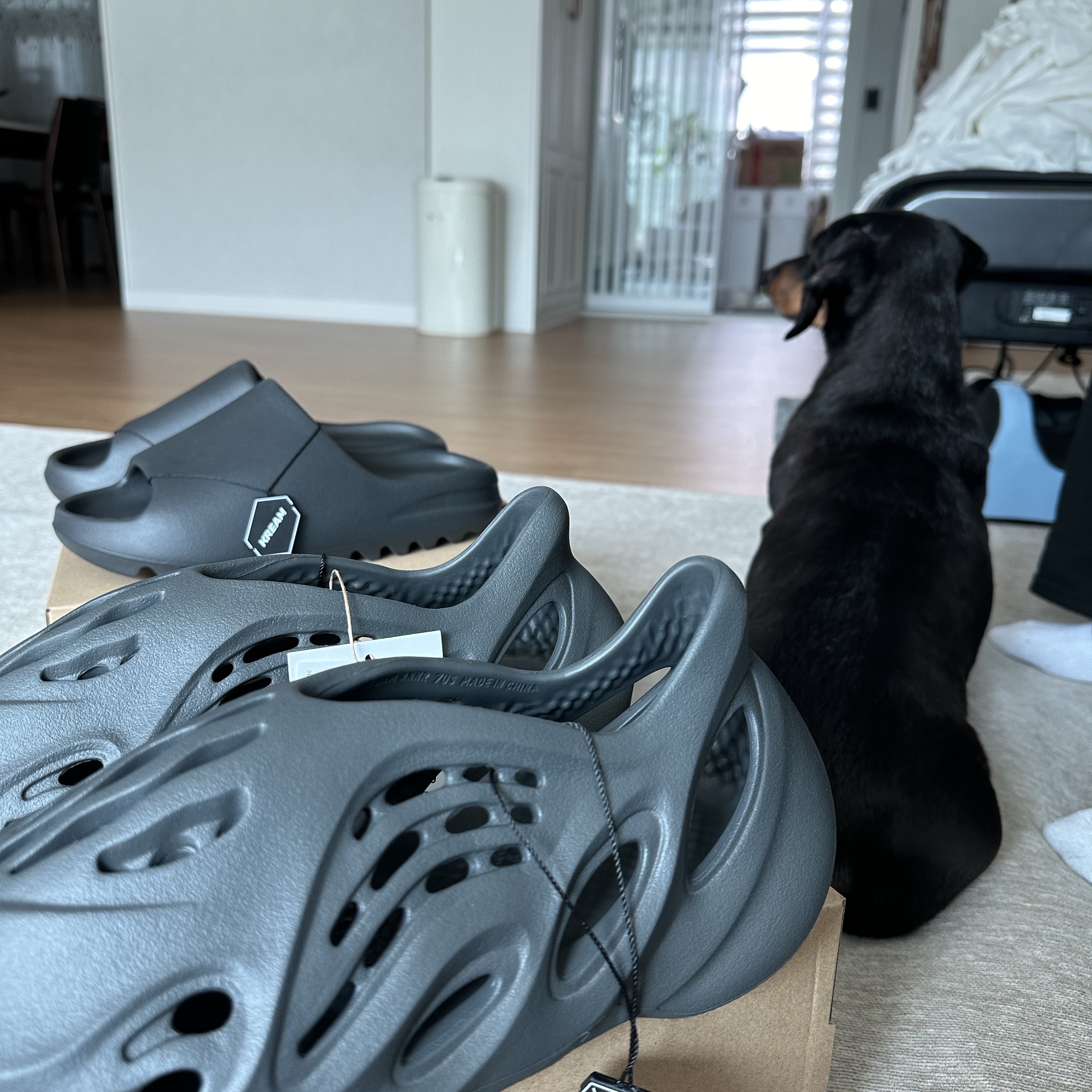 Adidas Yeezy Foam RNNR Carbon, Adidas Yeezy Slide Onyx 착용 스타일