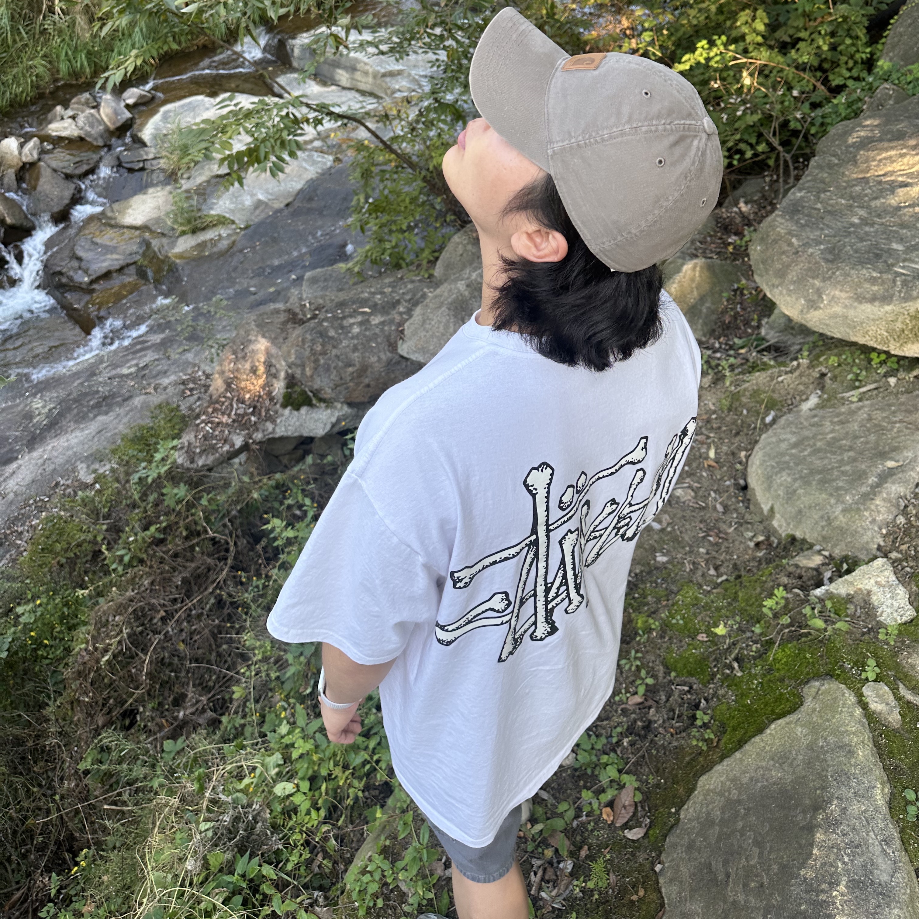 Stussy Bones Stock T-Shirt White 착용 스타일 - 3
