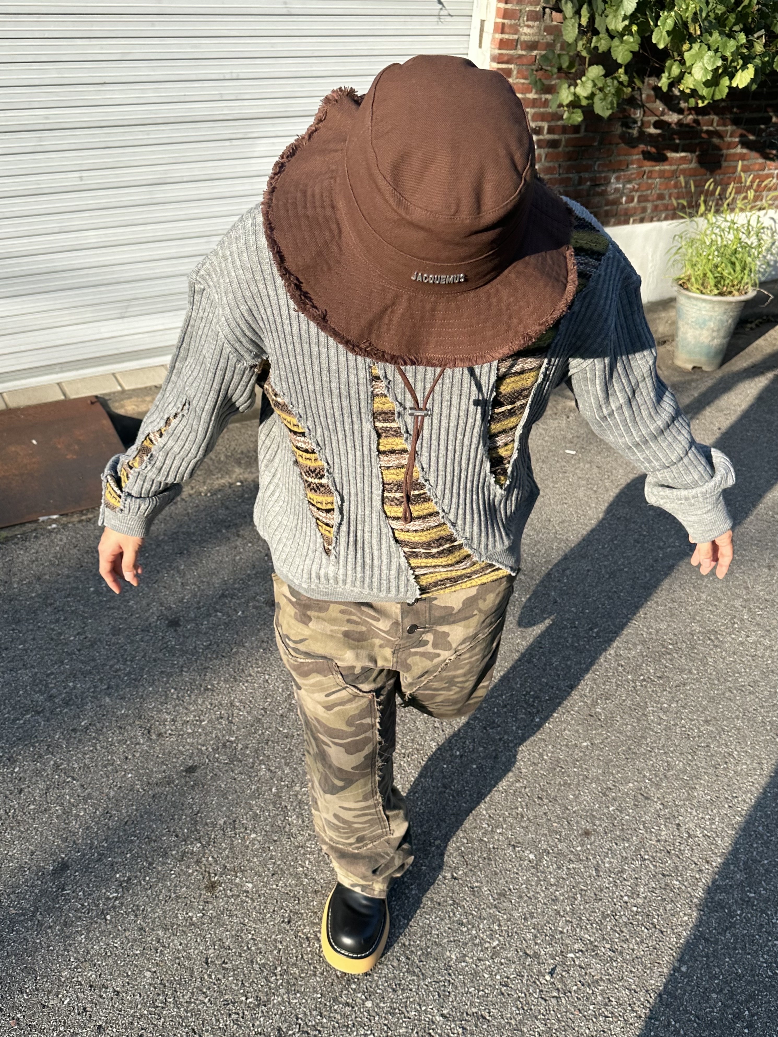 Jacquemus Le Bob Artichaut Bucket Hat Brown 착용 스타일 - 3