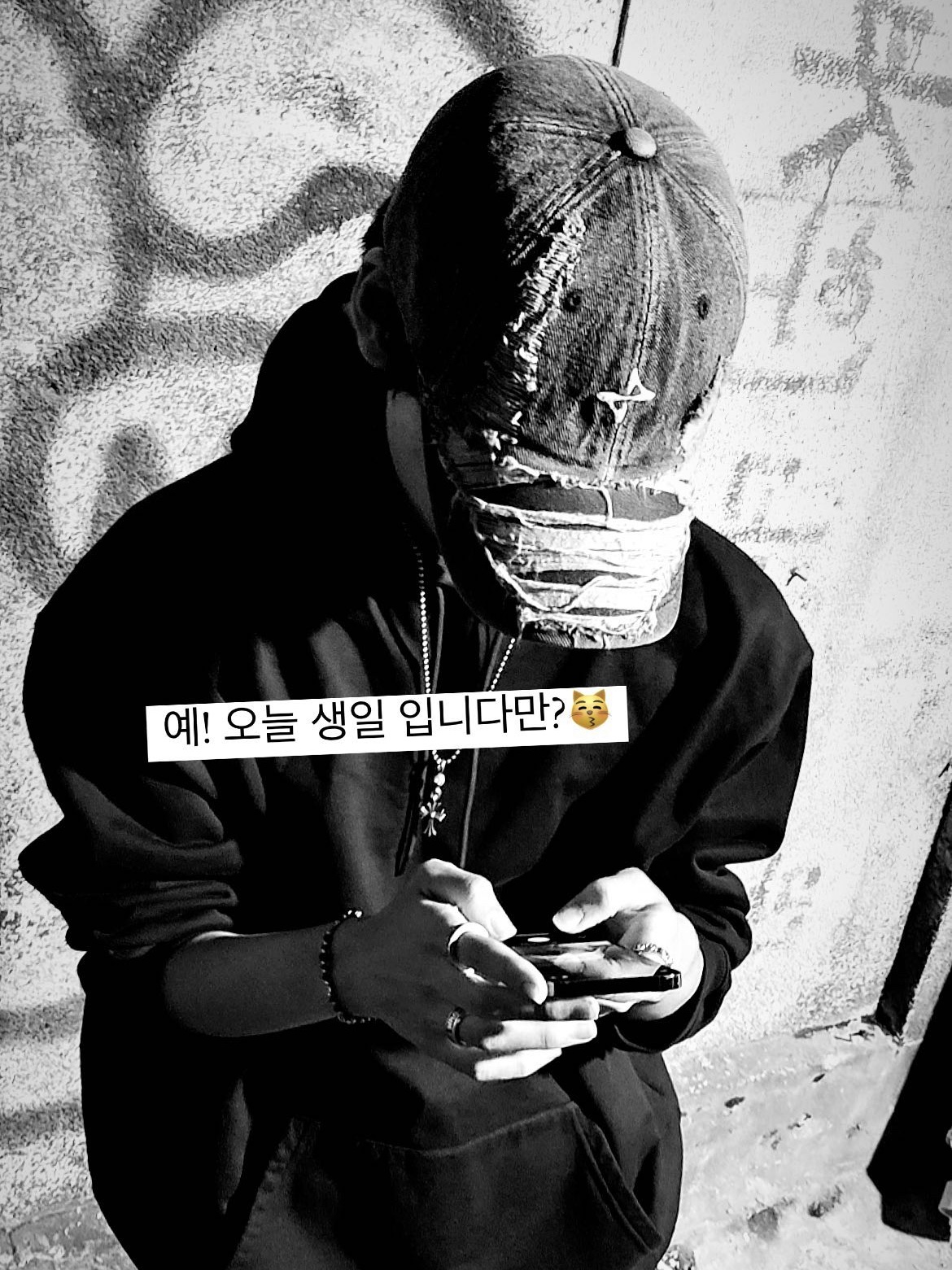 BLR Grunge Denim Cap Charcoal 착용 스타일