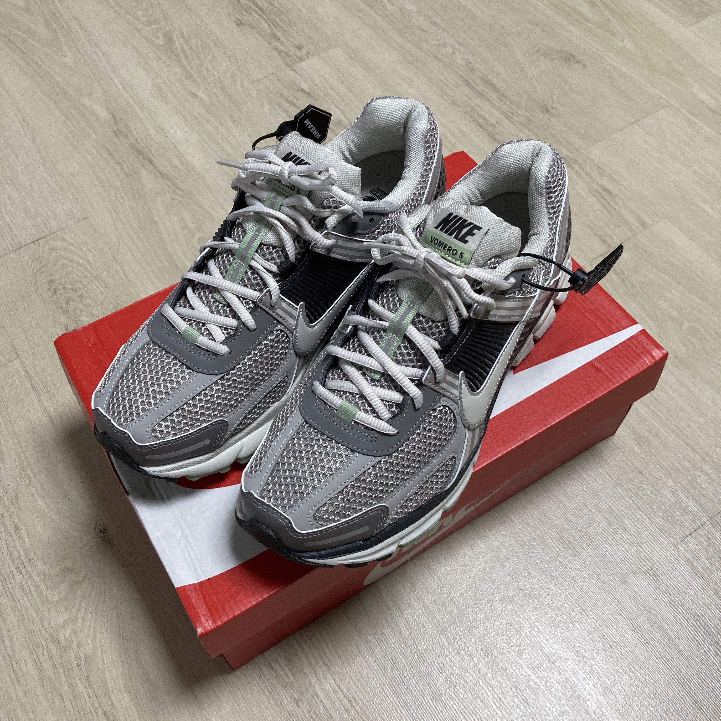 (W) Nike Zoom Vomero 5 Cobblestone and Flat Pewter 착용 스타일 - 1