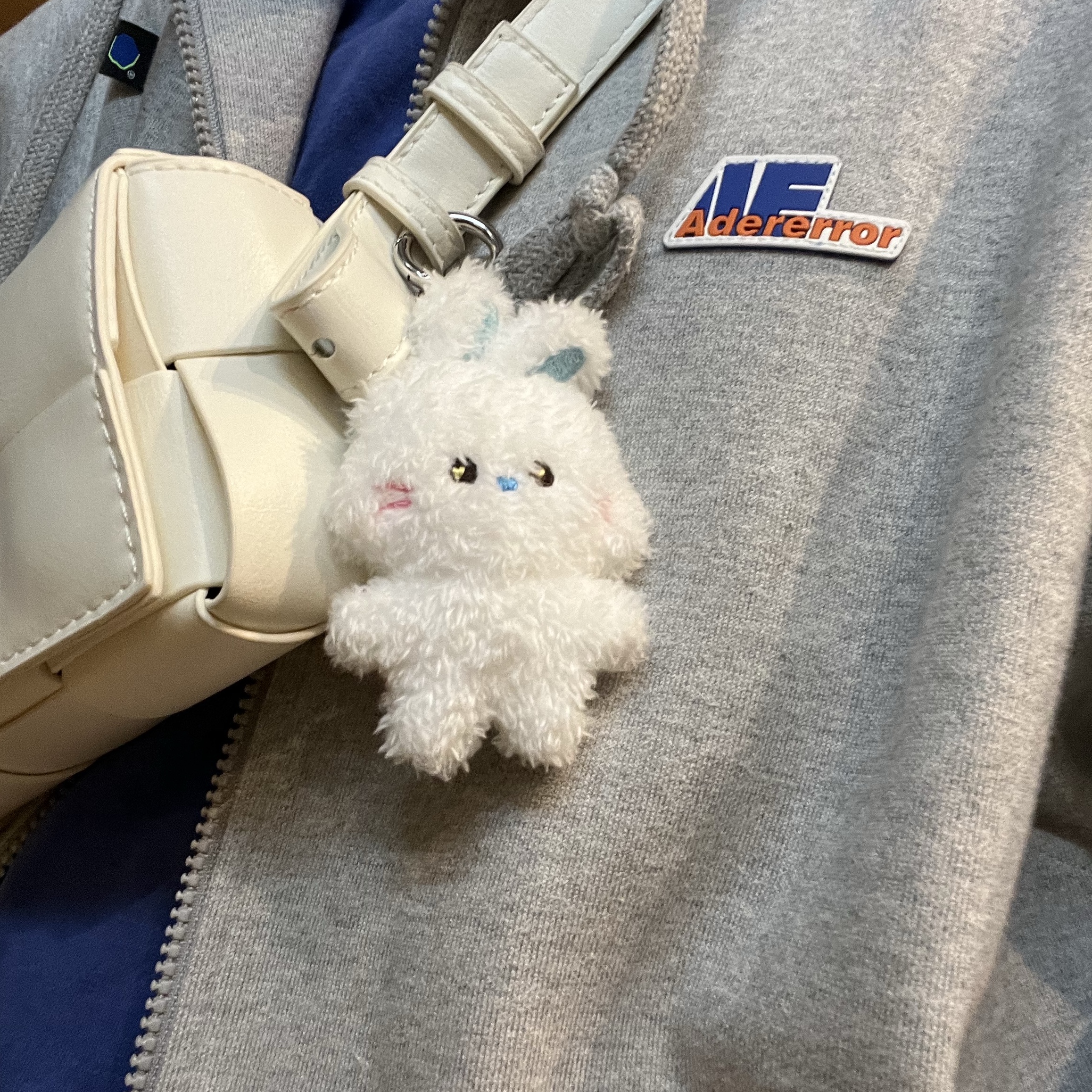 NewJeans Bunini Doll Keyring White 착용 스타일