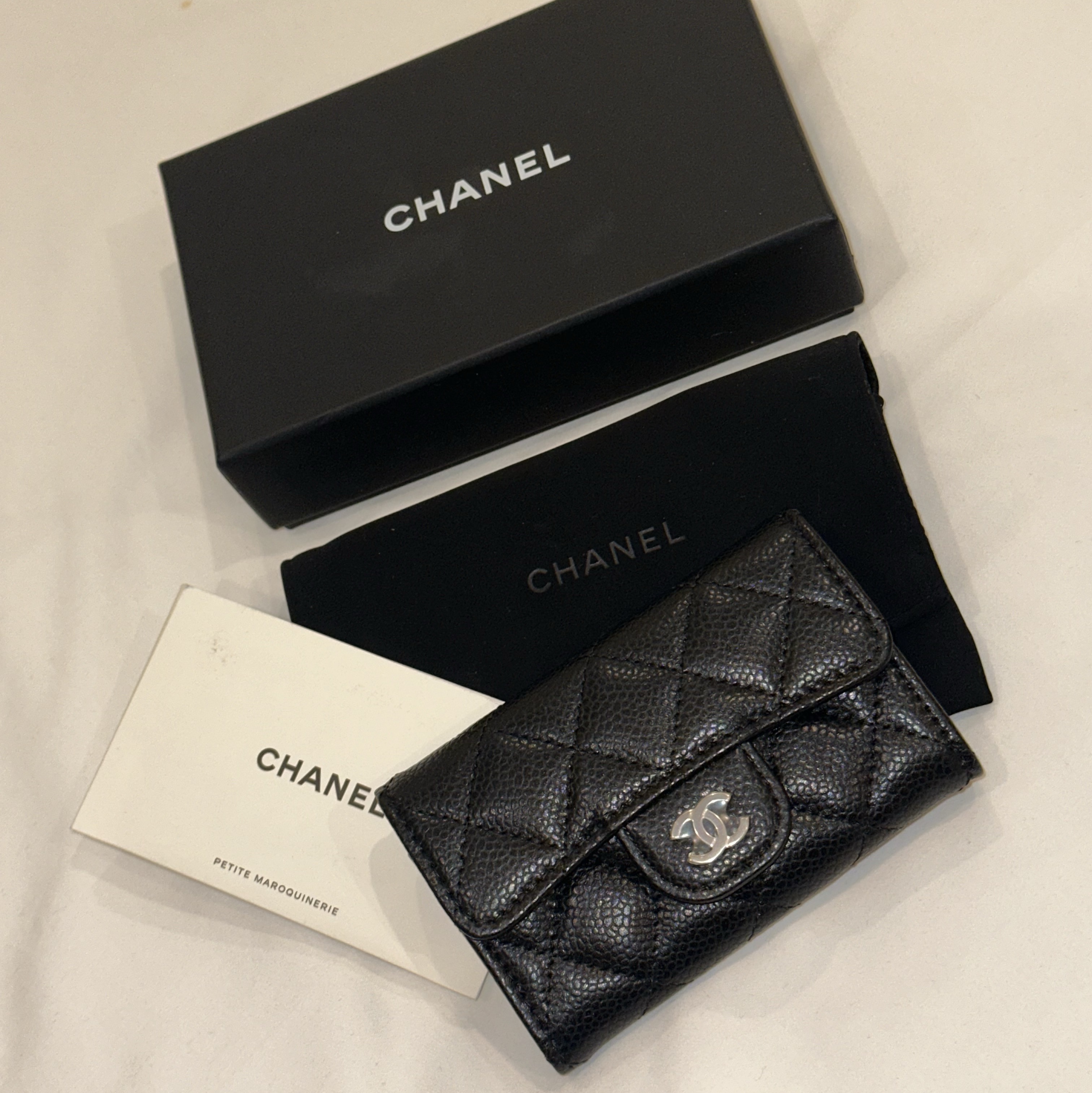 Chanel Classic Card Holder Grained Calfskin & Silver Black 착용 스타일
