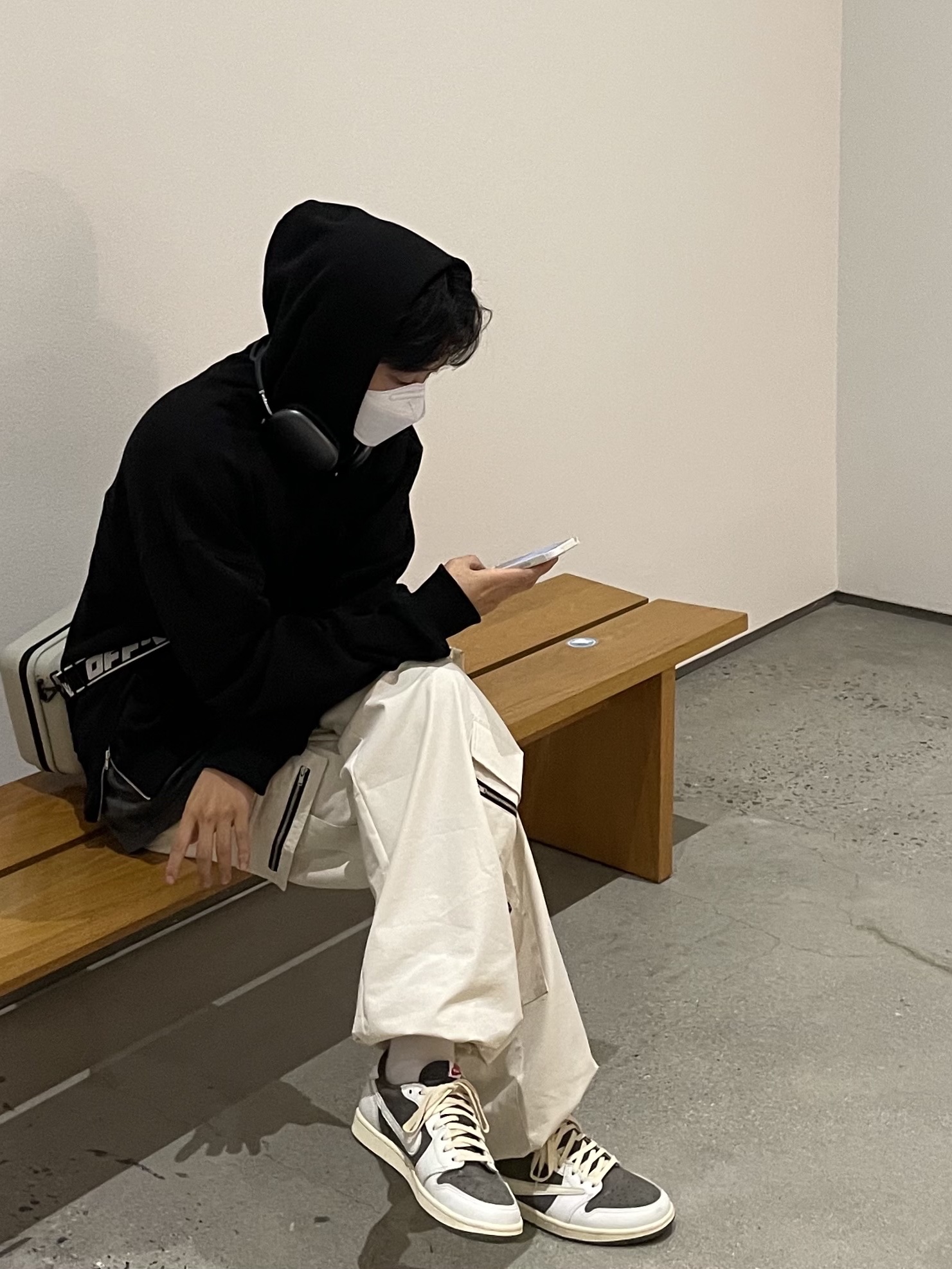 Jordan 1 x Travis Scott Retro Low OG SP Sail and Ridgerock, Off-White x Amore Pacific Protection Box (Without Cosmetics) 착용 스타일 - 1