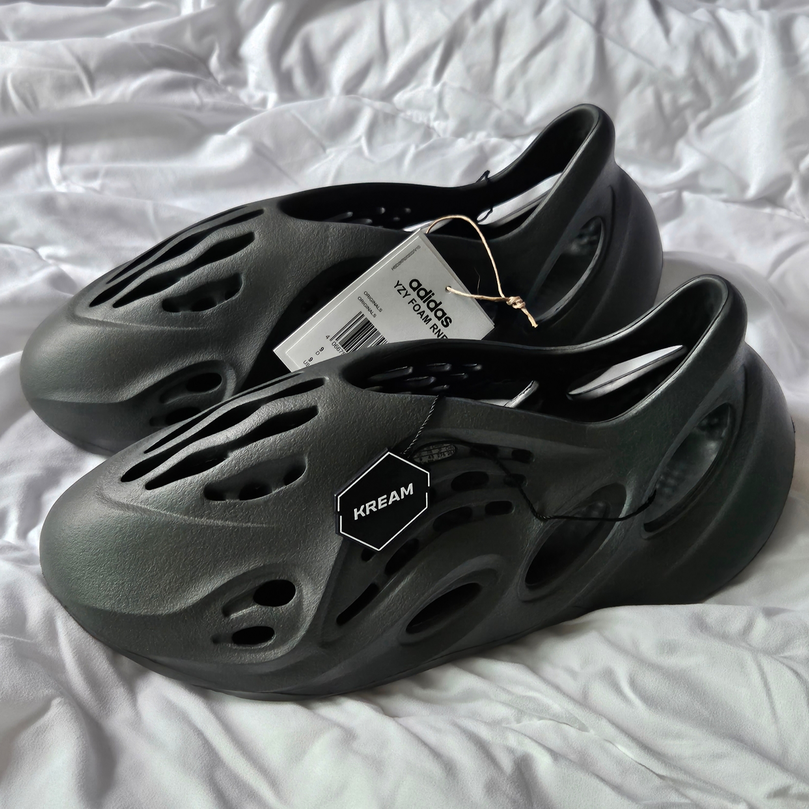 Adidas Yeezy Foam RNNR Carbon 착용 스타일