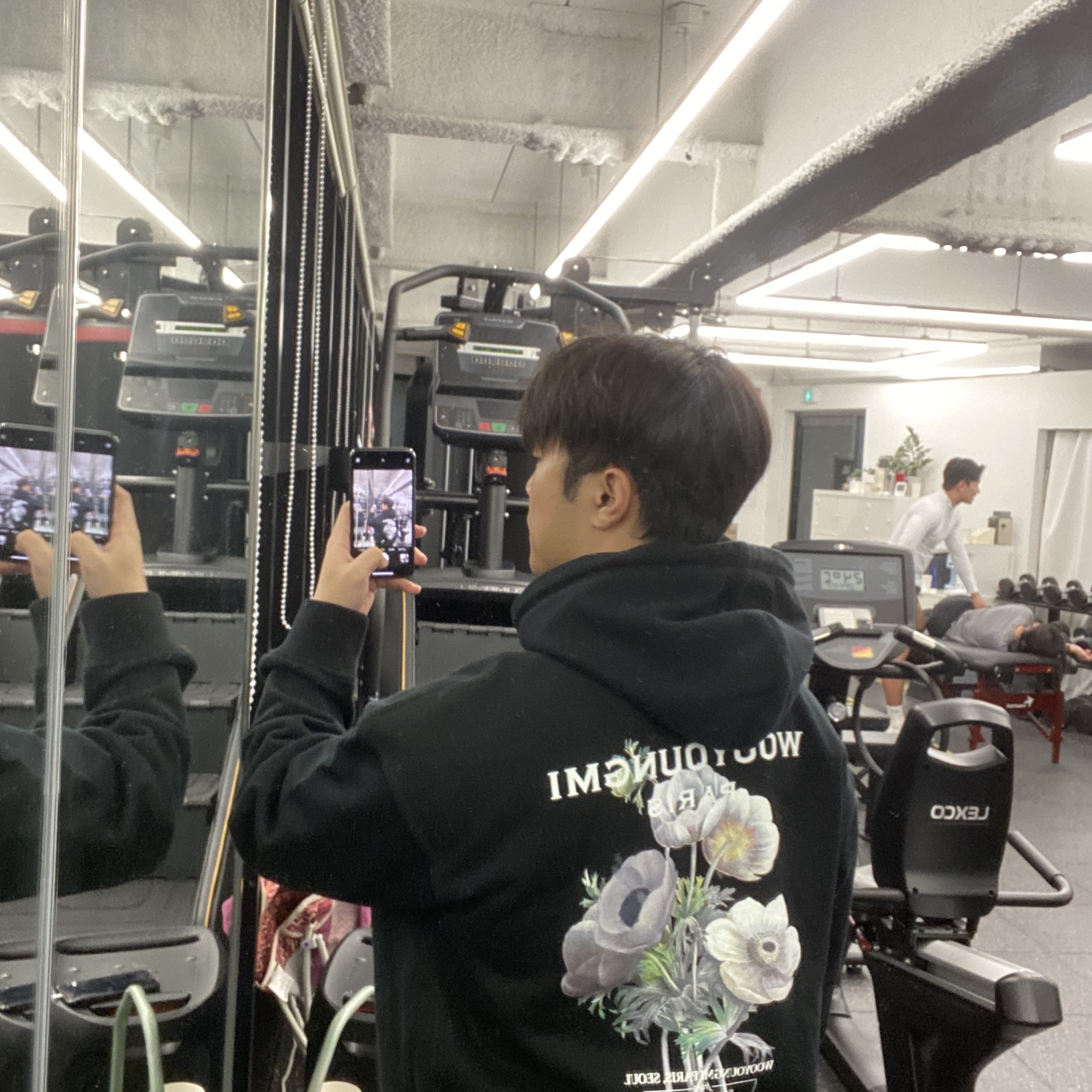 Wooyoungmi Flower Back Logo Hoodie Black - 23FW 착용 스타일 - 2