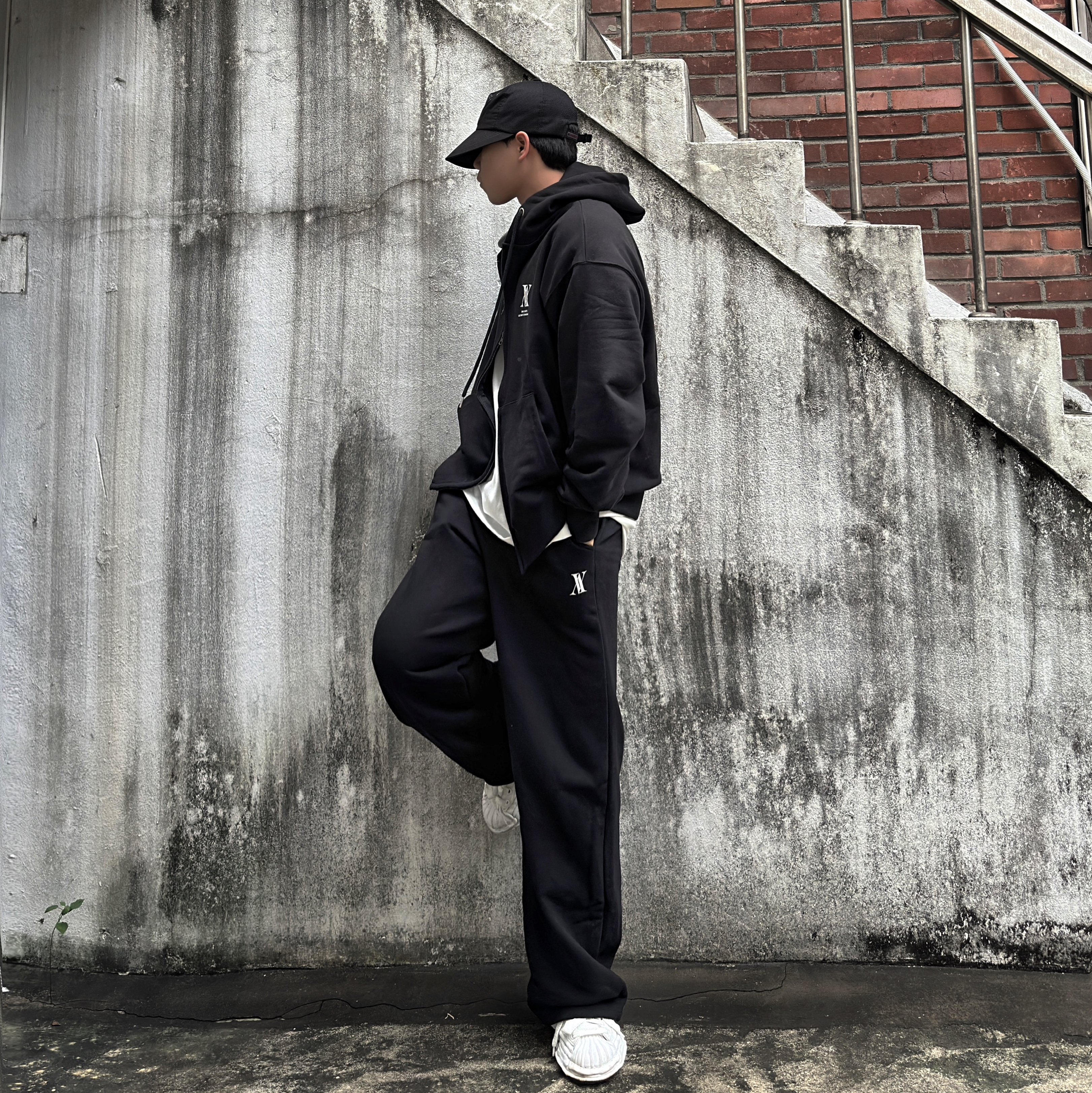 Maison Mihara Yasuhiro Blakey OG Sole Leather Low-top Sneakers White 착용 스타일 - 1