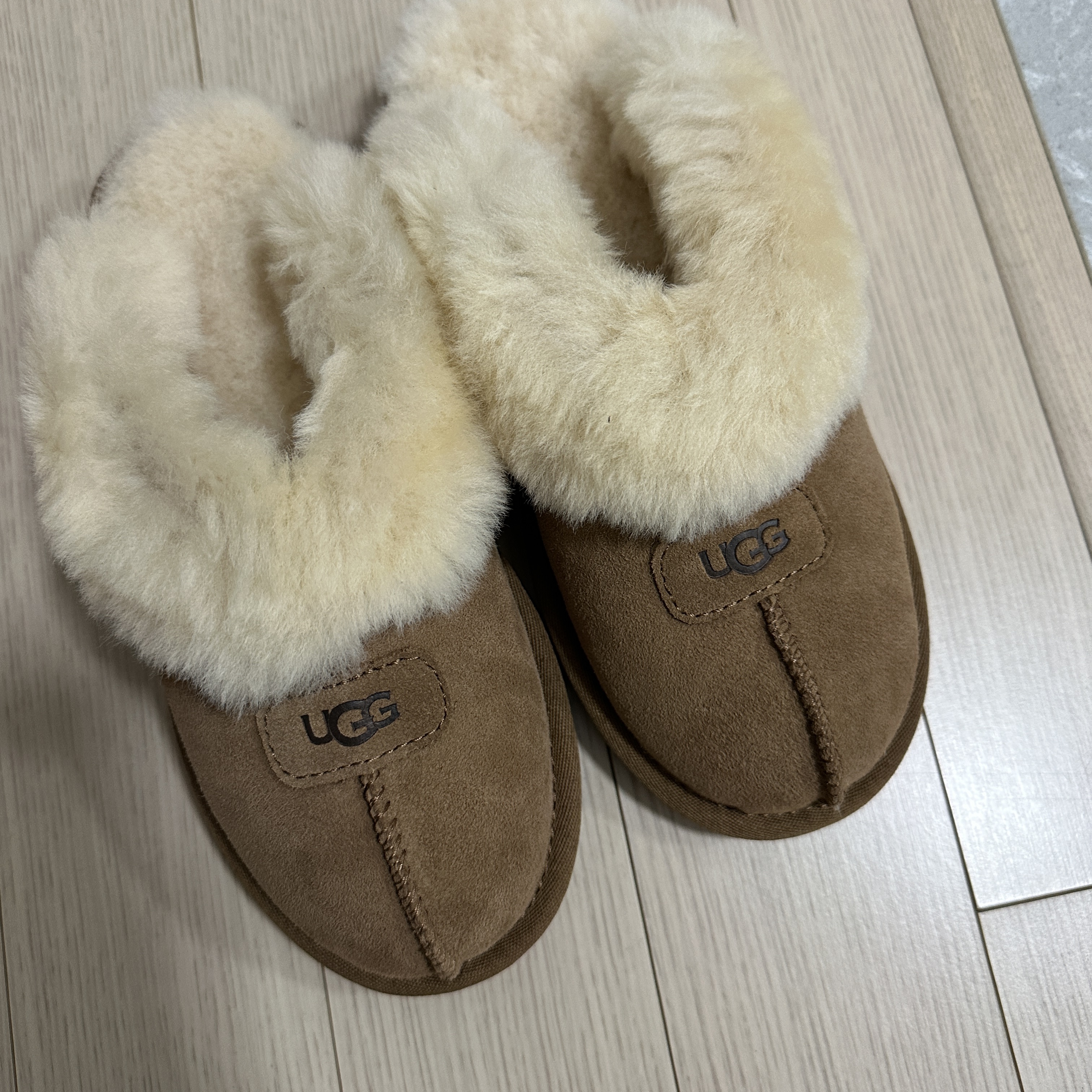 (W) UGG Coquette Slipper Chestnut 착용 스타일 - 1