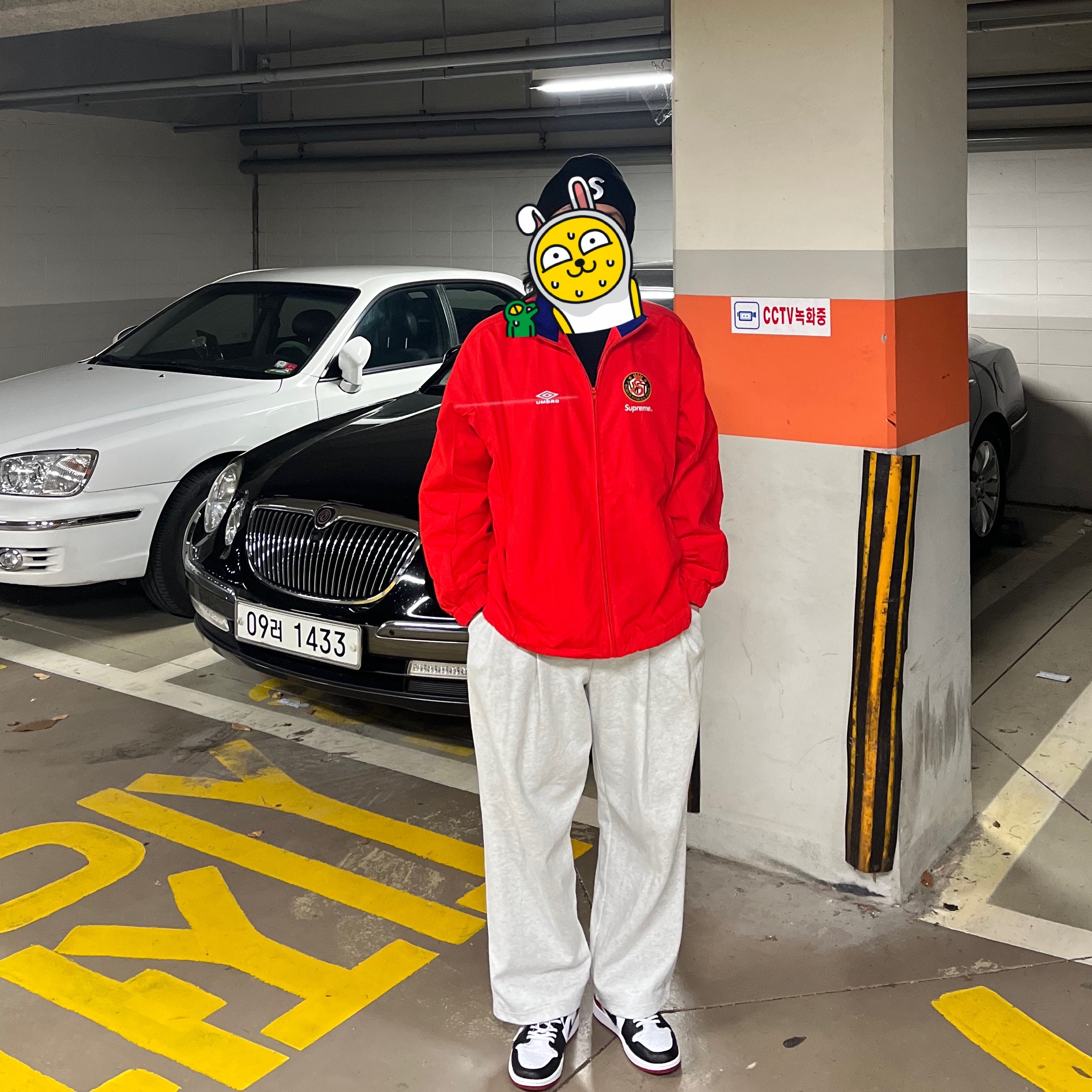 Supreme x Umbro Cotton Ripstop Track Jacket Red - 23FW, Jordan 1 Retro Low OG Black Toe 착용 스타일