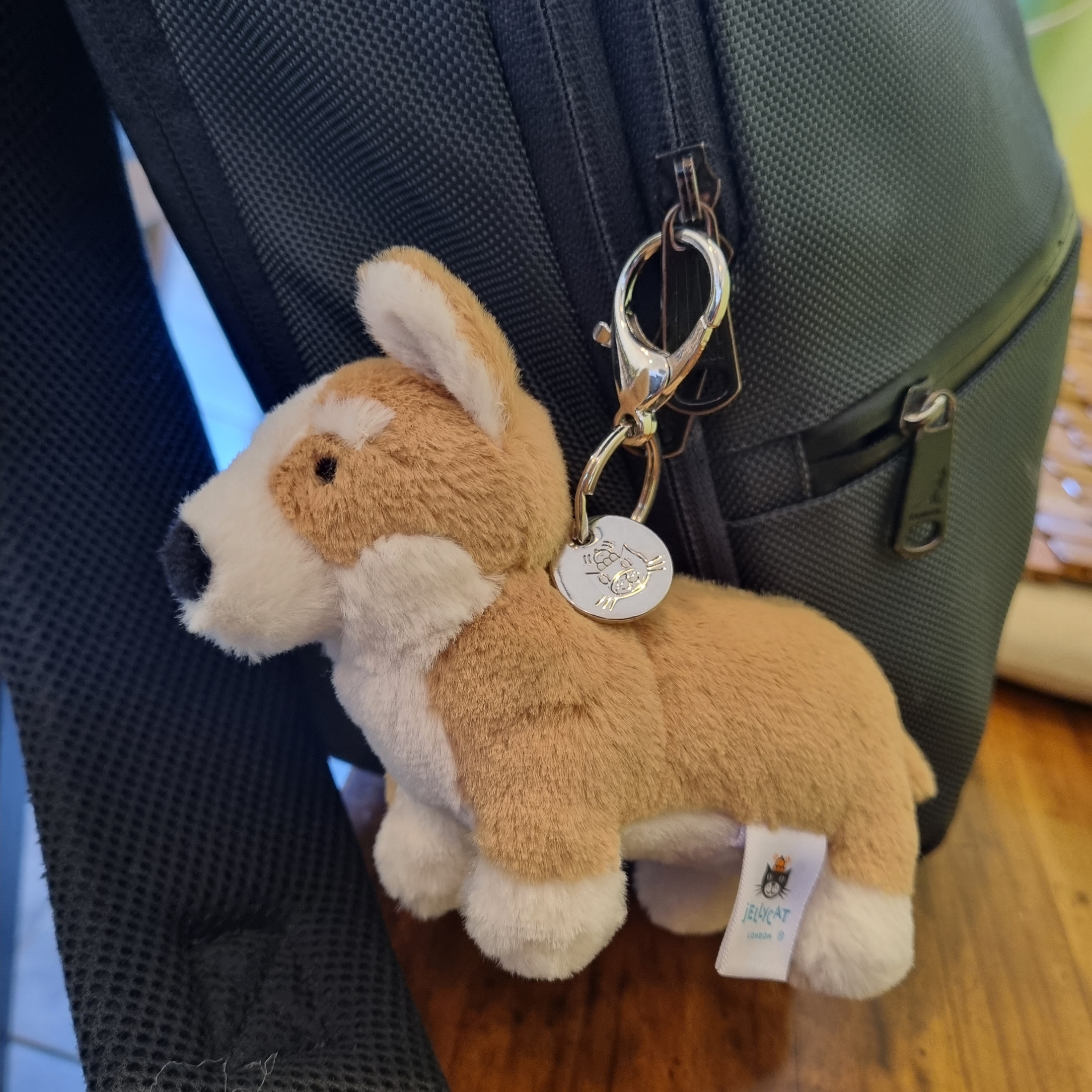 Jellycat Betty Corgi Bag Charm Honey 착용 스타일 - 4