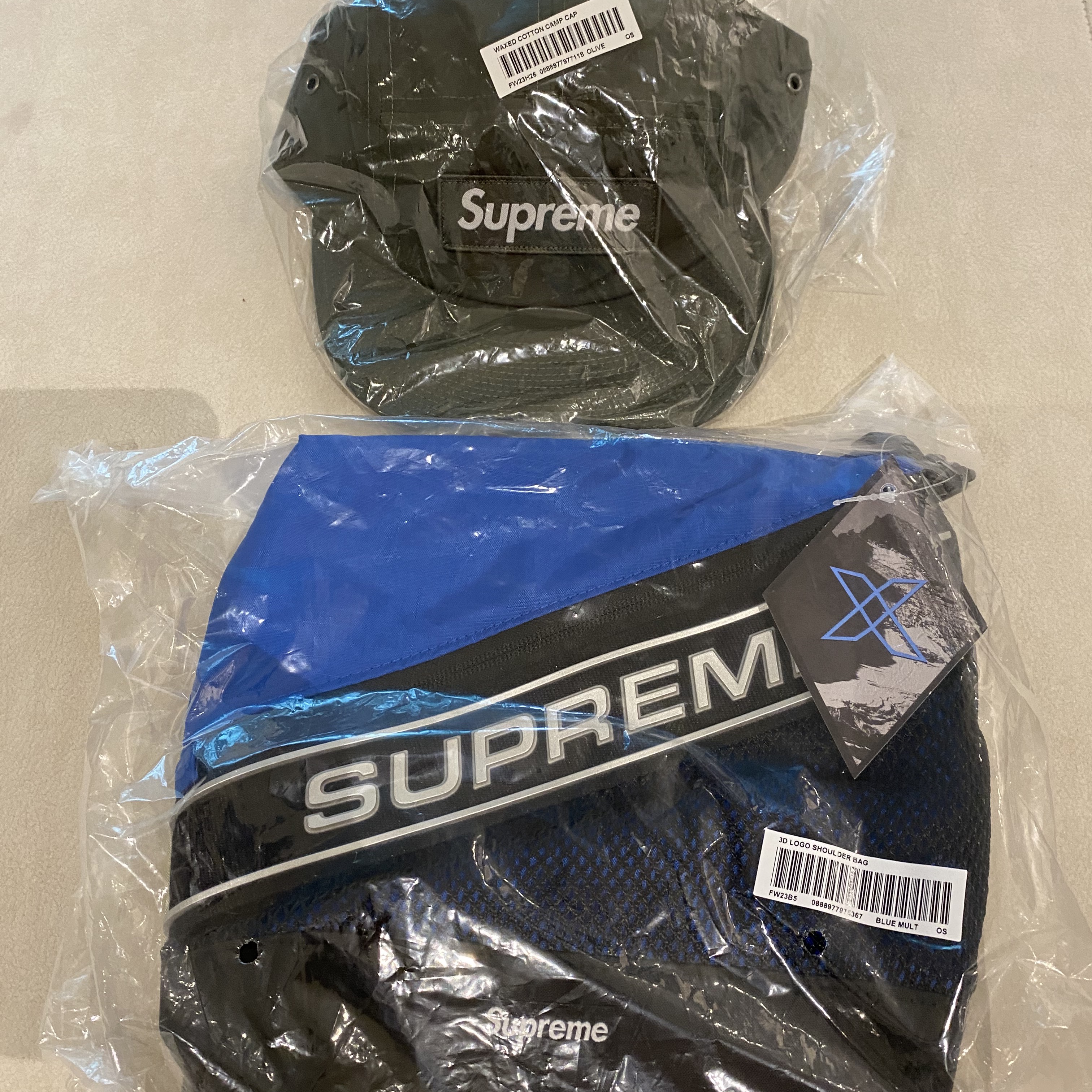 Supreme Shoulder Bag Blue - 23FW, Supreme Waxed Cotton Camp Cap Olive - 23FW 착용 스타일