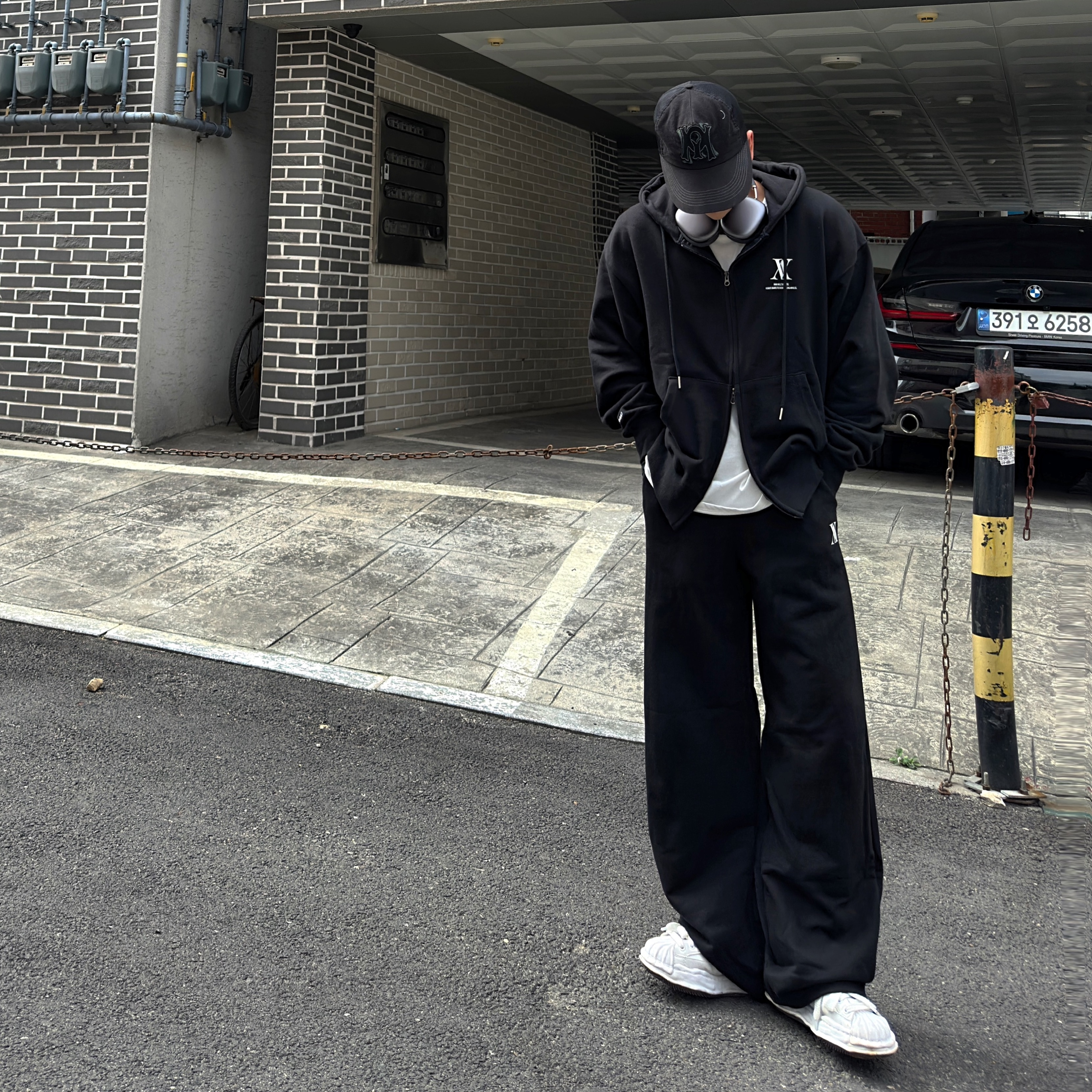 Maison Mihara Yasuhiro Blakey OG Sole Leather Low-top Sneakers White 착용 스타일 - 5