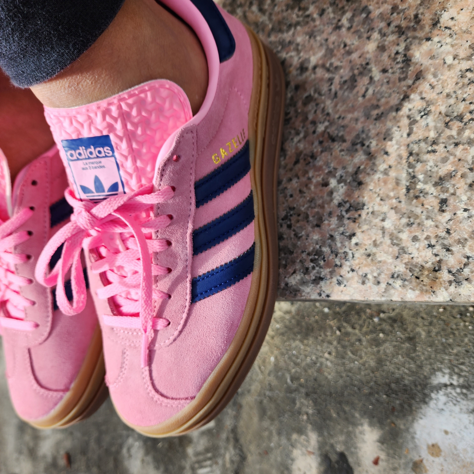 (W) Adidas Gazelle Bold Pink Glow Victory Blue 착용 스타일 - 1