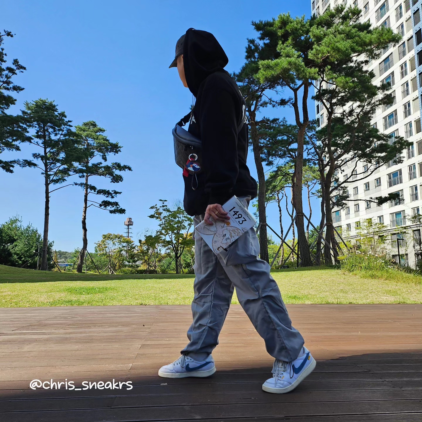 Jordan 1 x Union KO Low White, Louis Vuitton Discovery PM Bumbag Monogram Shadow Black 착용 스타일 - 4
