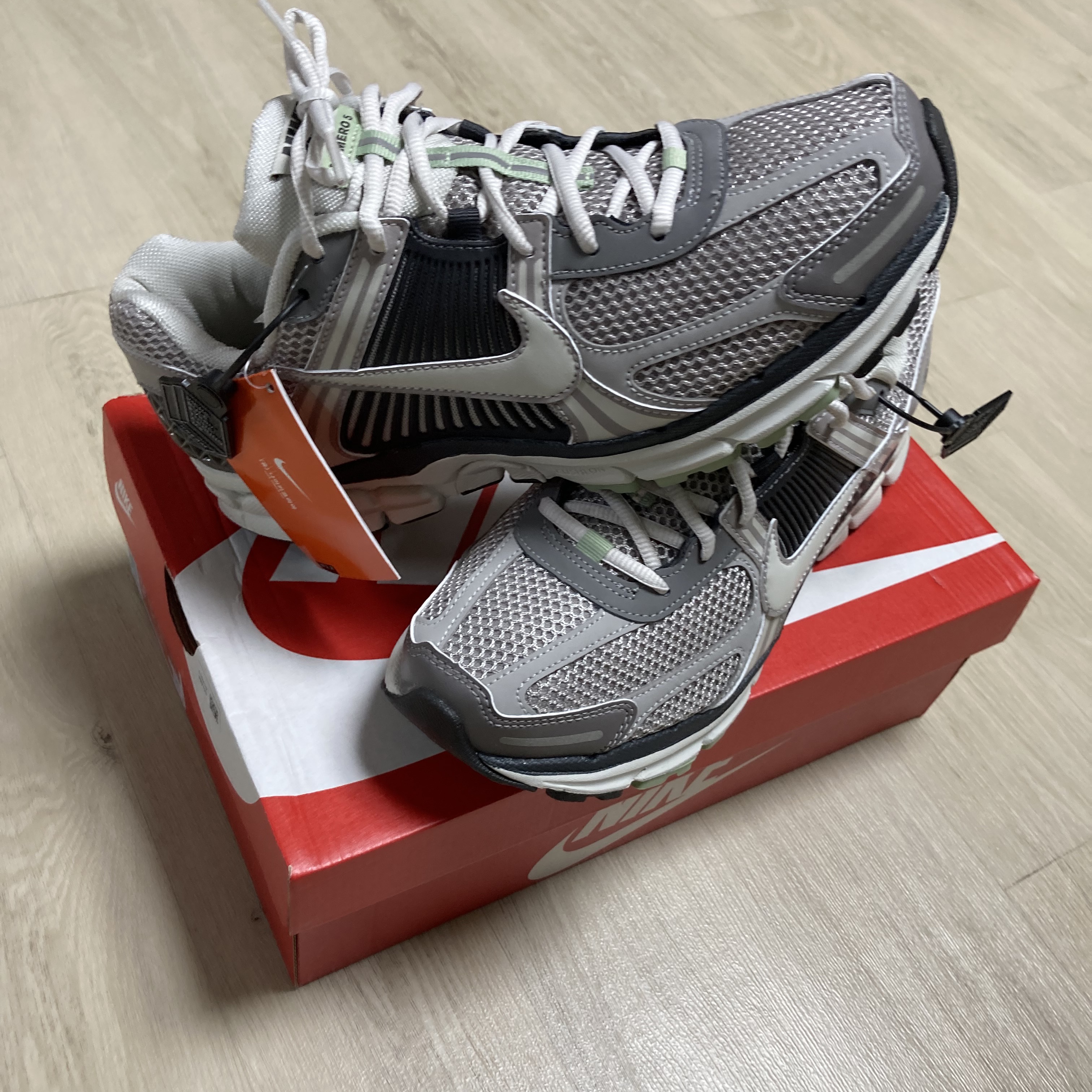 (W) Nike Zoom Vomero 5 Cobblestone and Flat Pewter 착용 스타일 - 2