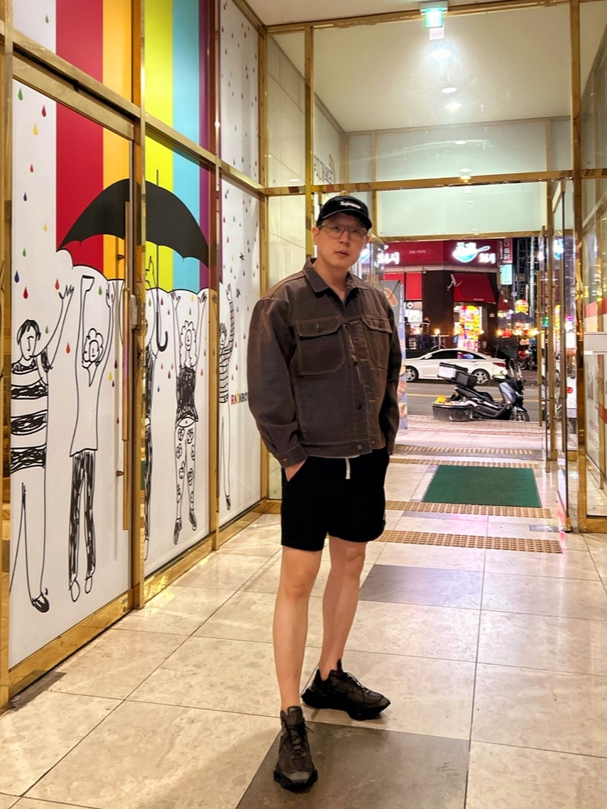 Supreme Flocked Denim Trucker Jacket Gold - 23SS, Supreme Washed Chino Twill Camp Cap Black 착용 스타일 - 1
