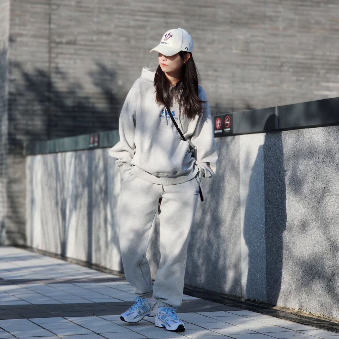 New Balance 530 Sky Blue, Nike NSW Futura 365 Crossbody Bag 3L Black 착용 스타일 - 1